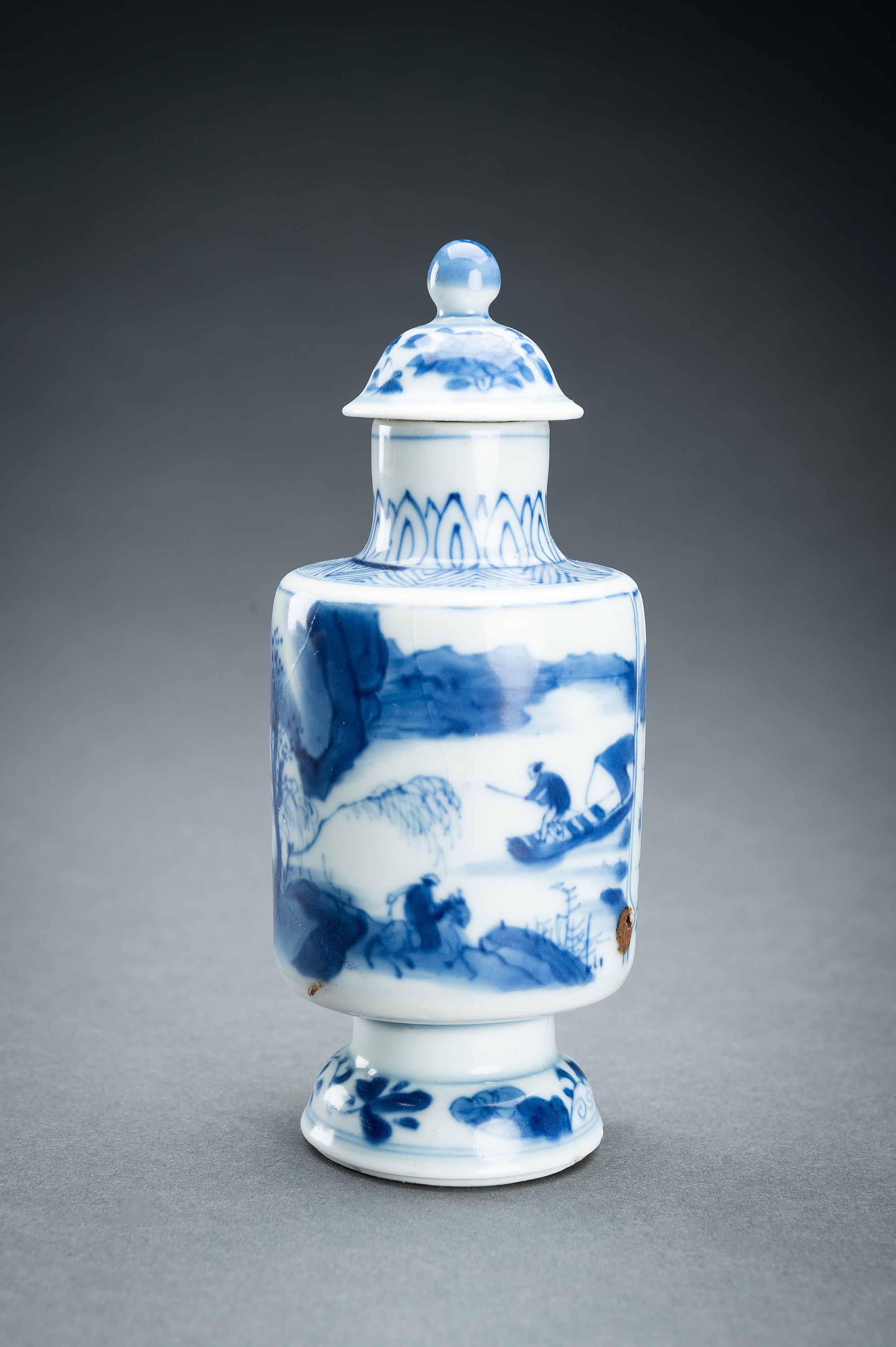 TWO BLUE AND WHITE PORCELAIN VASES WITH COVERS, 17th CENTURY - Image 2 of 15
