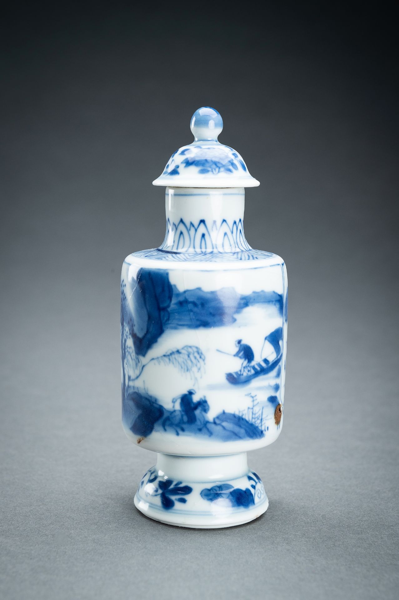 TWO BLUE AND WHITE PORCELAIN VASES WITH COVERS, 17th CENTURY - Bild 2 aus 15