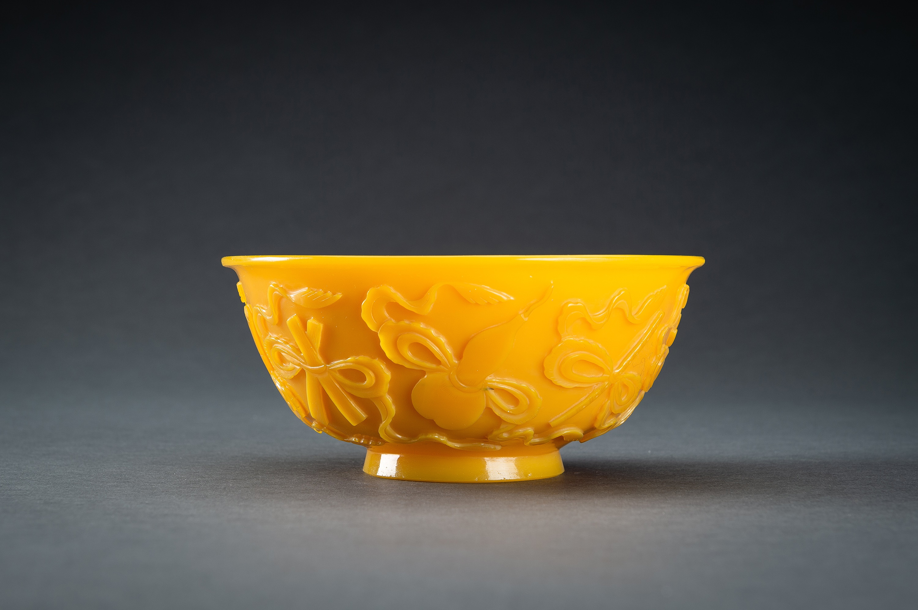 AN OPAQUE YELLOW GLASS BOWL WITH BUDDHIST SYMBOLS, QING - Image 9 of 13