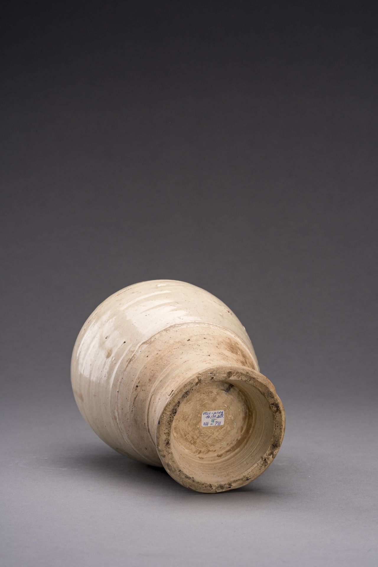 A WHITE GLAZED CERAMIC VASE, SONG DYNASTY - Image 7 of 7