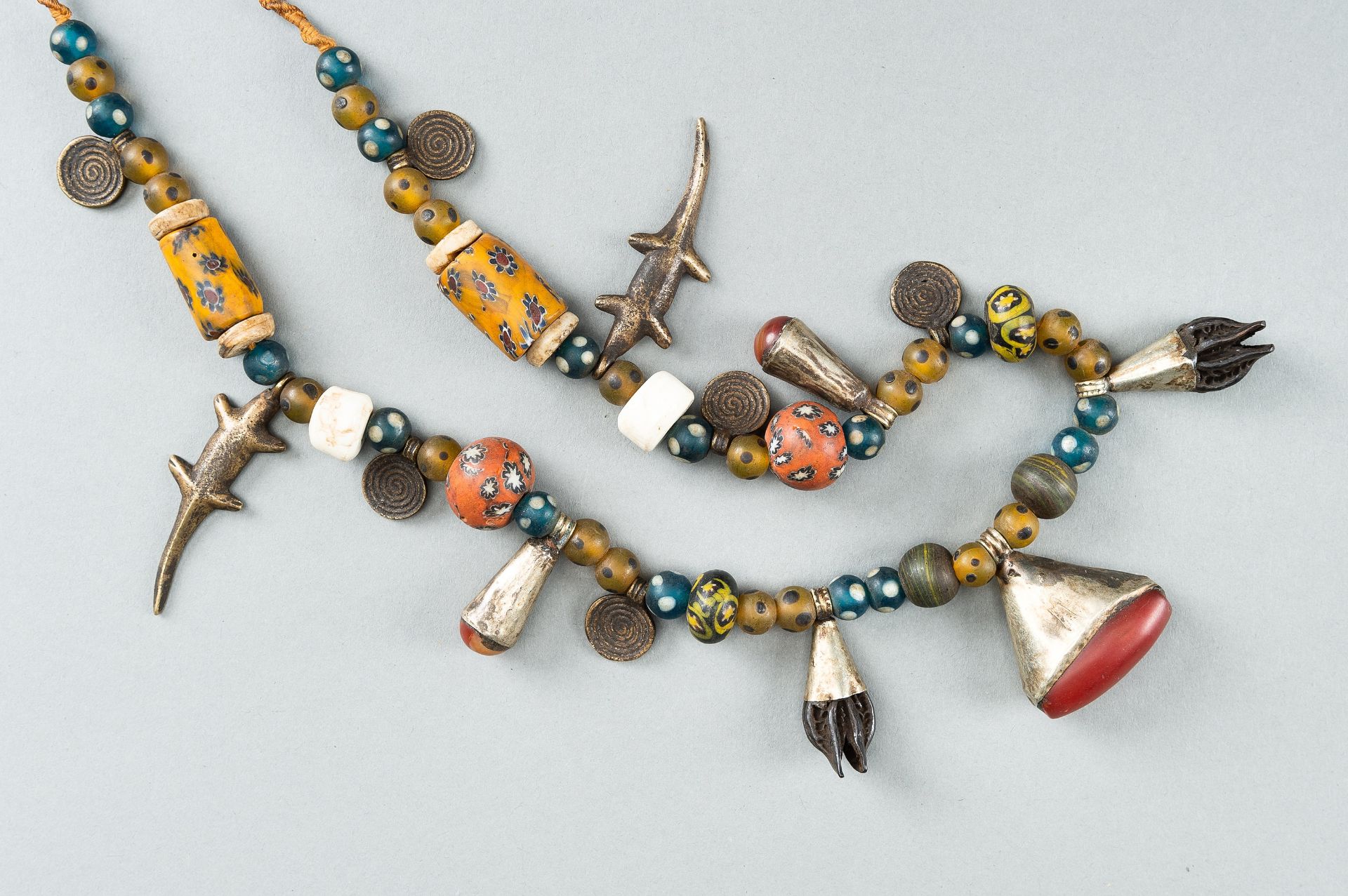 A NAGALAND MULTI-COLORED GLASS, BRASS AND SHELL NECKLACE, c. 1900s - Bild 14 aus 17