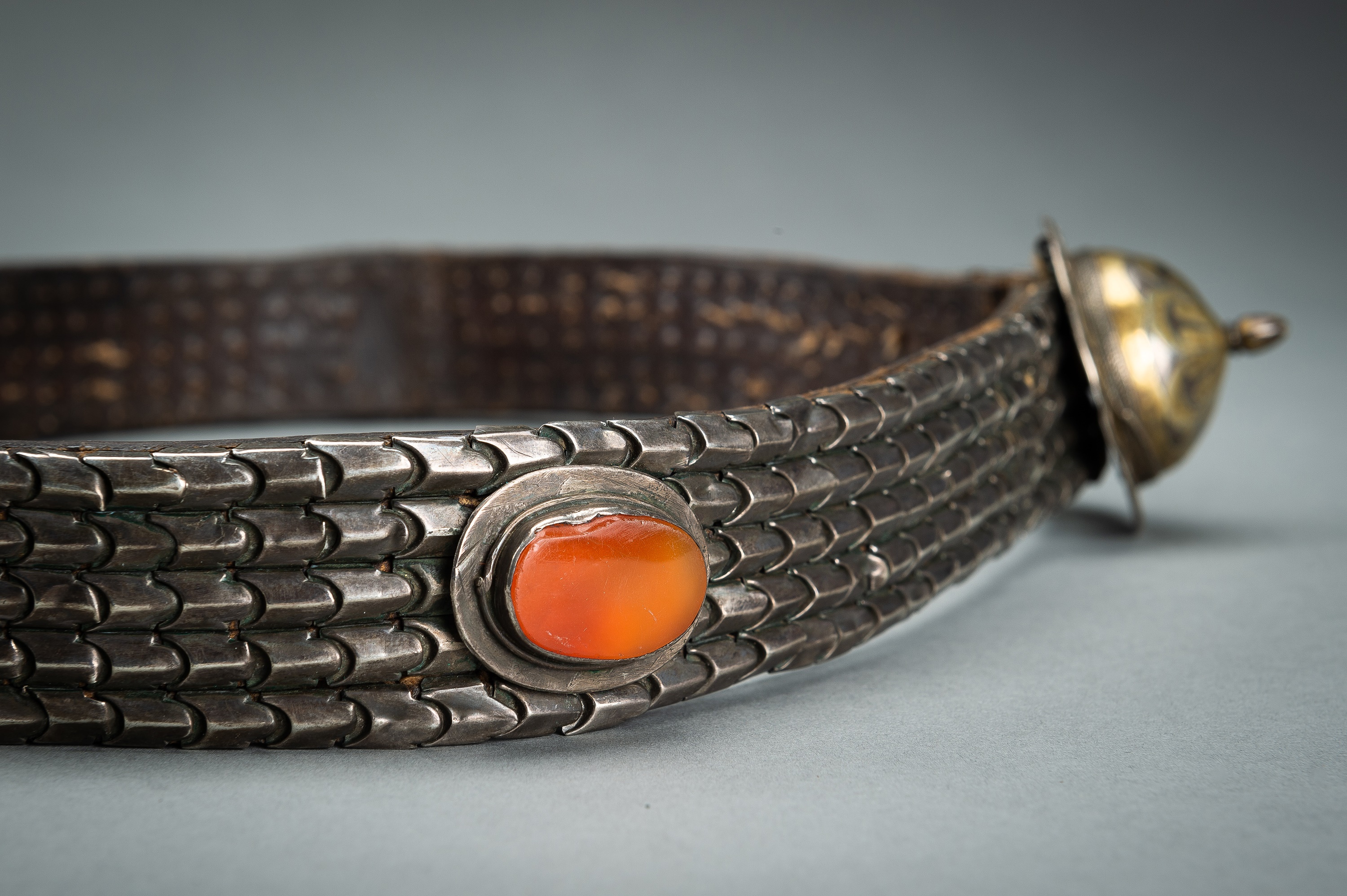 AN OTTOMAN LEATHER BELT SET WITH CARNELIANS AND SILVER - Image 7 of 12