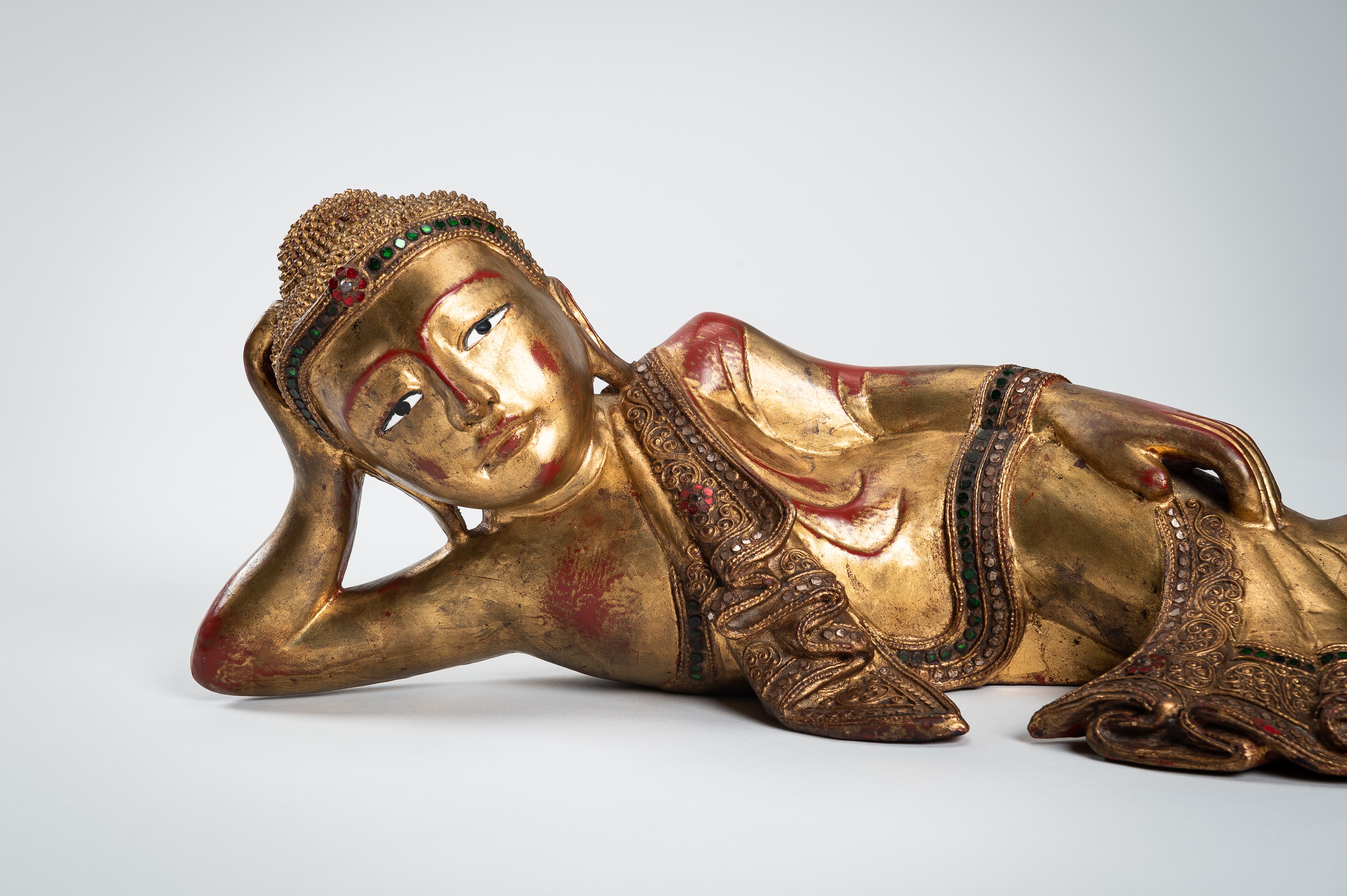 A BURMESE GILT-LACQUERED WOOD FIGURE OF THE RECLINING BUDDHA - Image 2 of 13