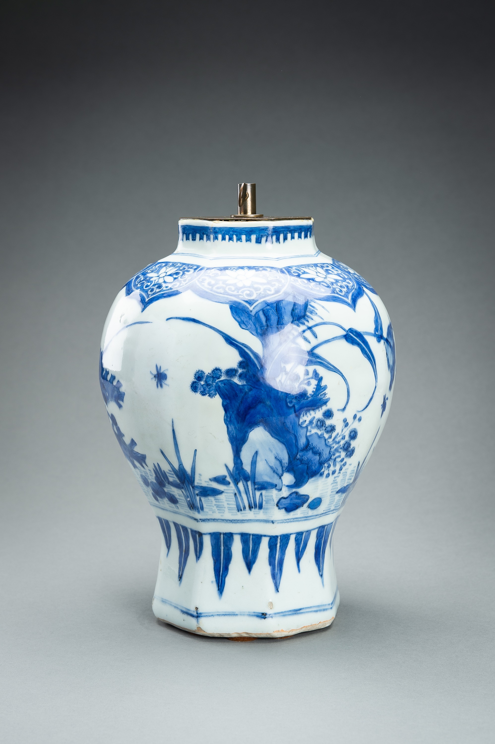 A BLUE AND WHITE PORCELAIN 'BIRDS AND FLOWERS' VASE, QING - Image 6 of 14