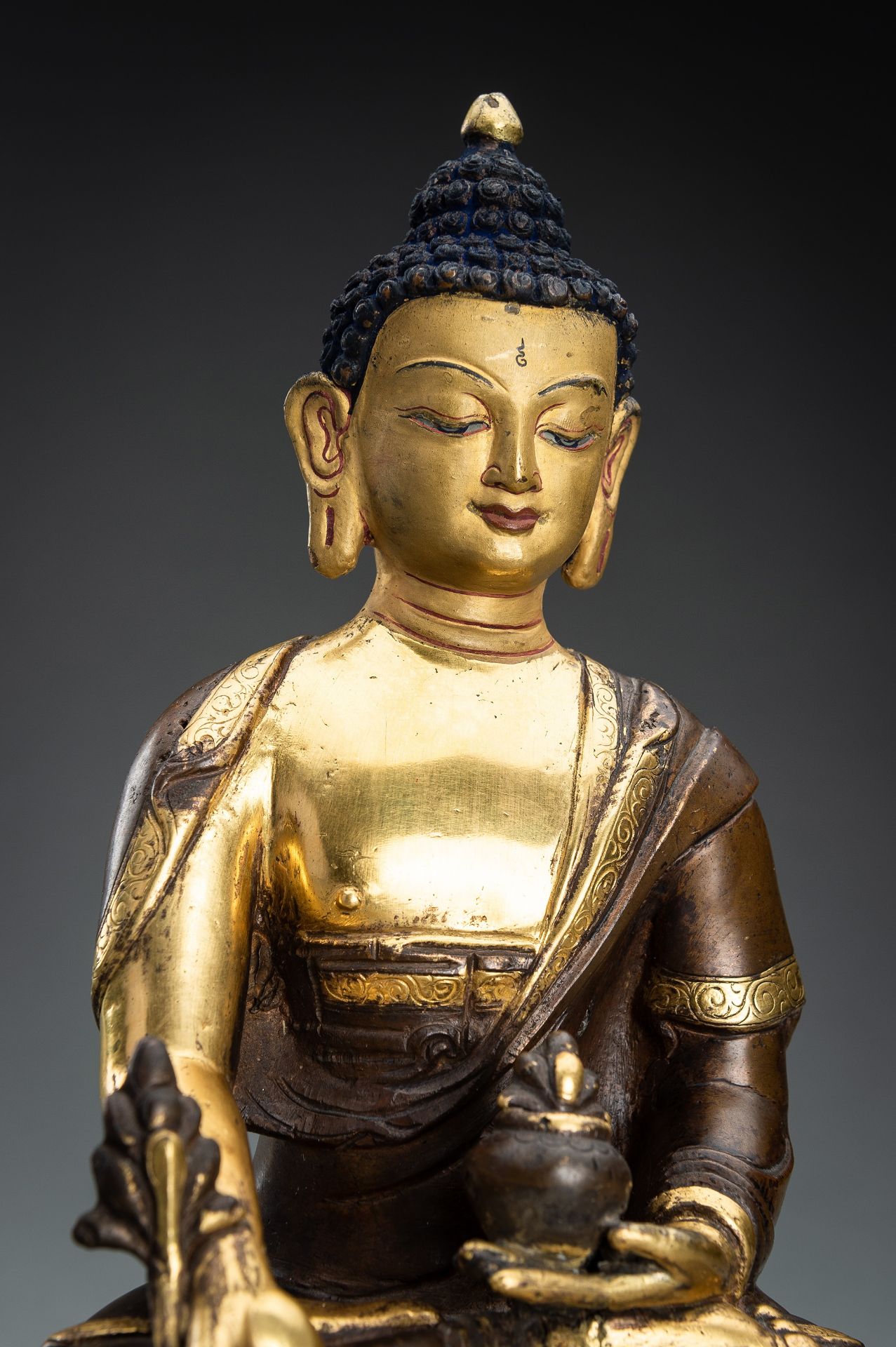 A PARCEL-GILT BRONZE FIGURE OF BUDDHA, c. 1920s - Bild 4 aus 11