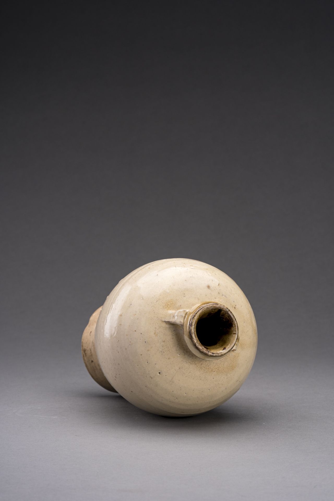 A WHITE GLAZED CERAMIC VASE, SONG DYNASTY - Image 6 of 7