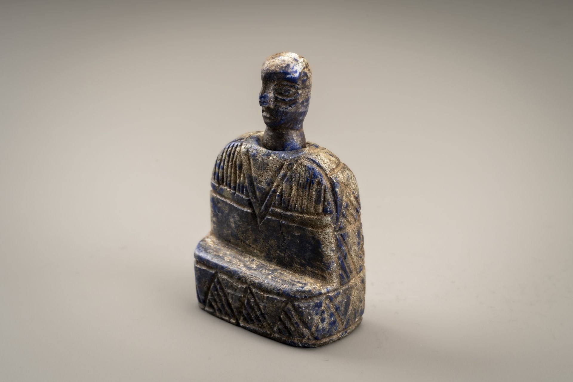 A BACTRIAN STYLE LAPIS LAZULI SEATED FEMALE FIGURE - Image 2 of 9