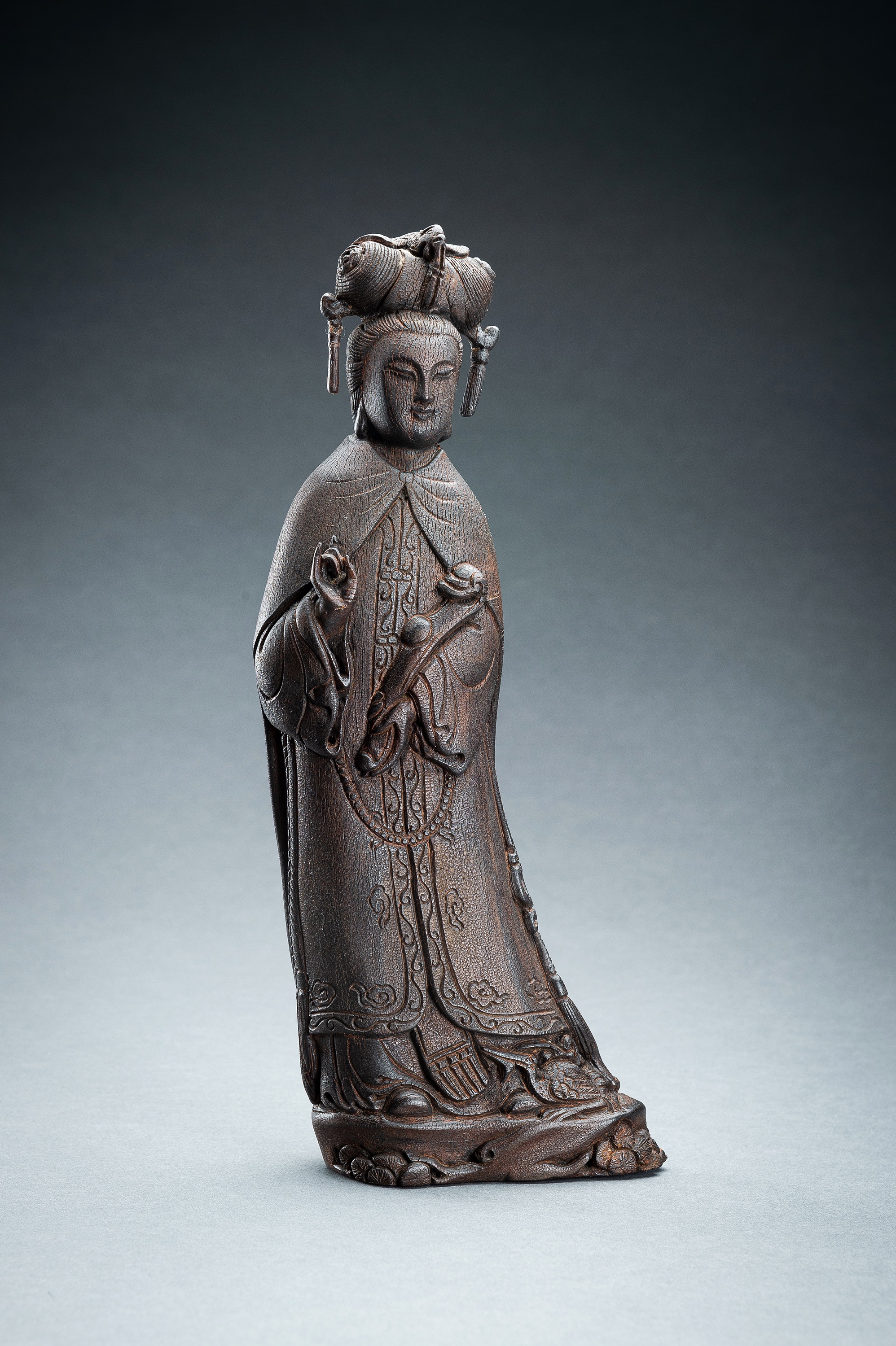 AN IRONWOOD FIGURE OF GUANYIN, c. 1920s - Image 7 of 17