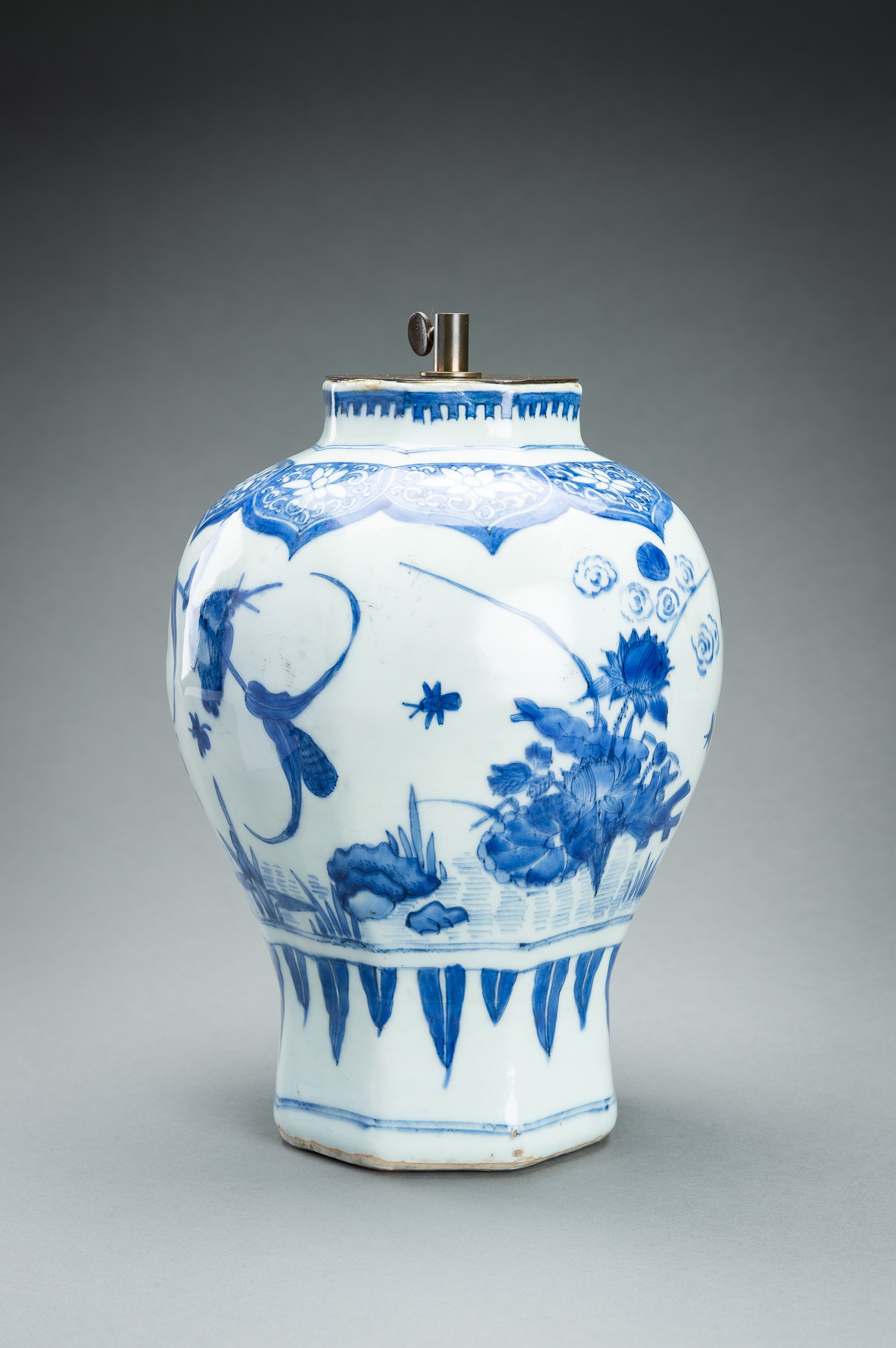 A BLUE AND WHITE PORCELAIN 'BIRDS AND FLOWERS' VASE, QING - Image 5 of 14