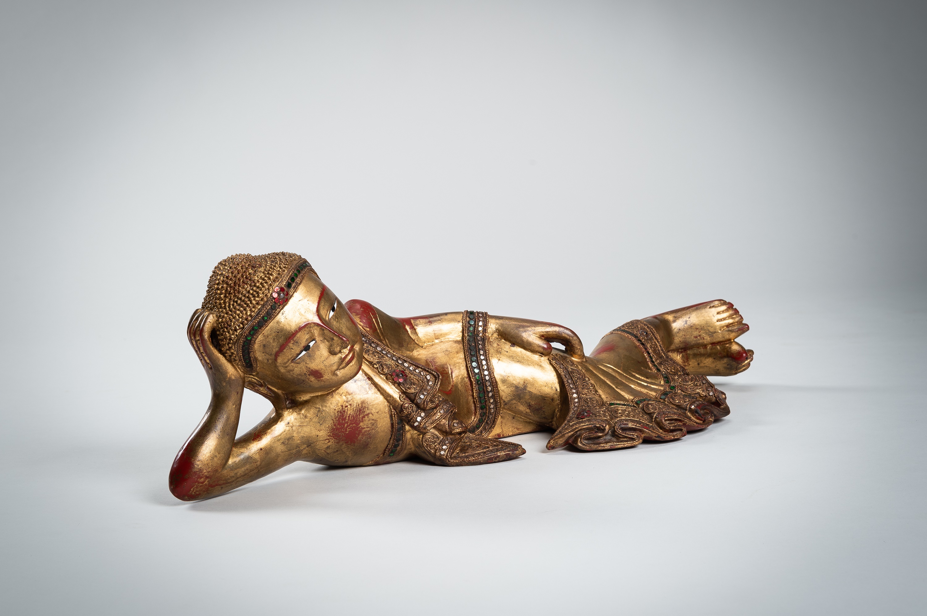 A BURMESE GILT-LACQUERED WOOD FIGURE OF THE RECLINING BUDDHA - Image 8 of 13