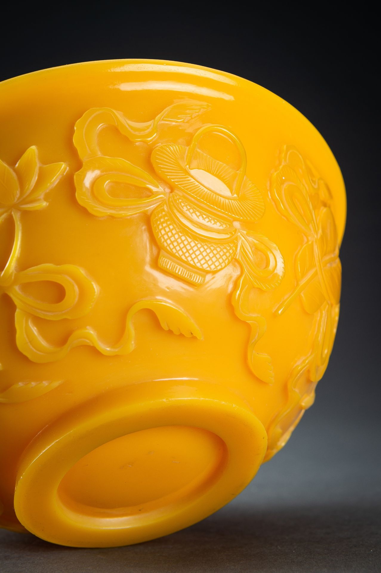 AN OPAQUE YELLOW GLASS BOWL WITH BUDDHIST SYMBOLS, QING - Bild 3 aus 13