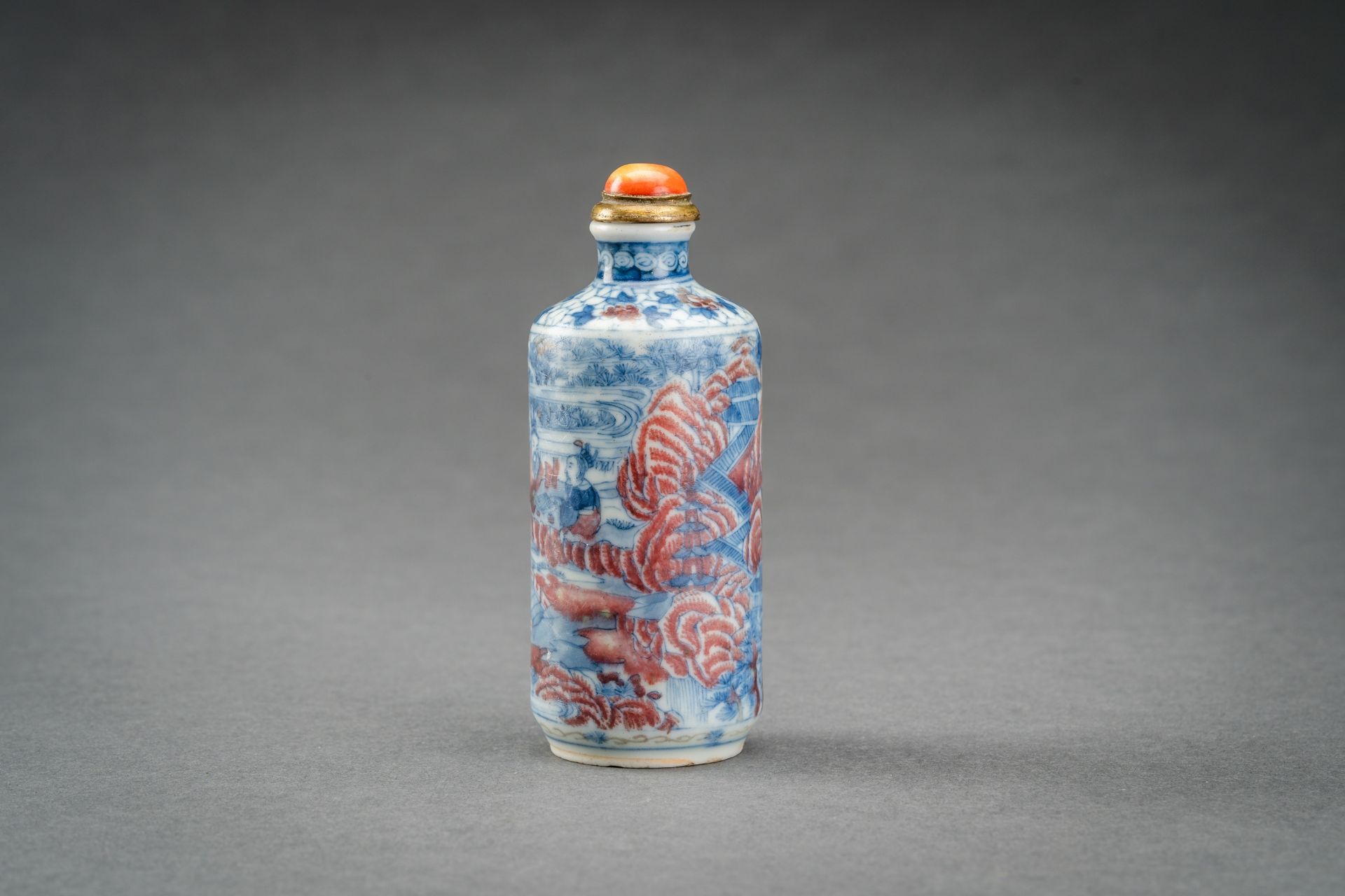 A BLUE, WHITE AND IRON RED 'SCHOLARS' PORCELAIN SNUFF BOTTLE, QING - Image 3 of 9