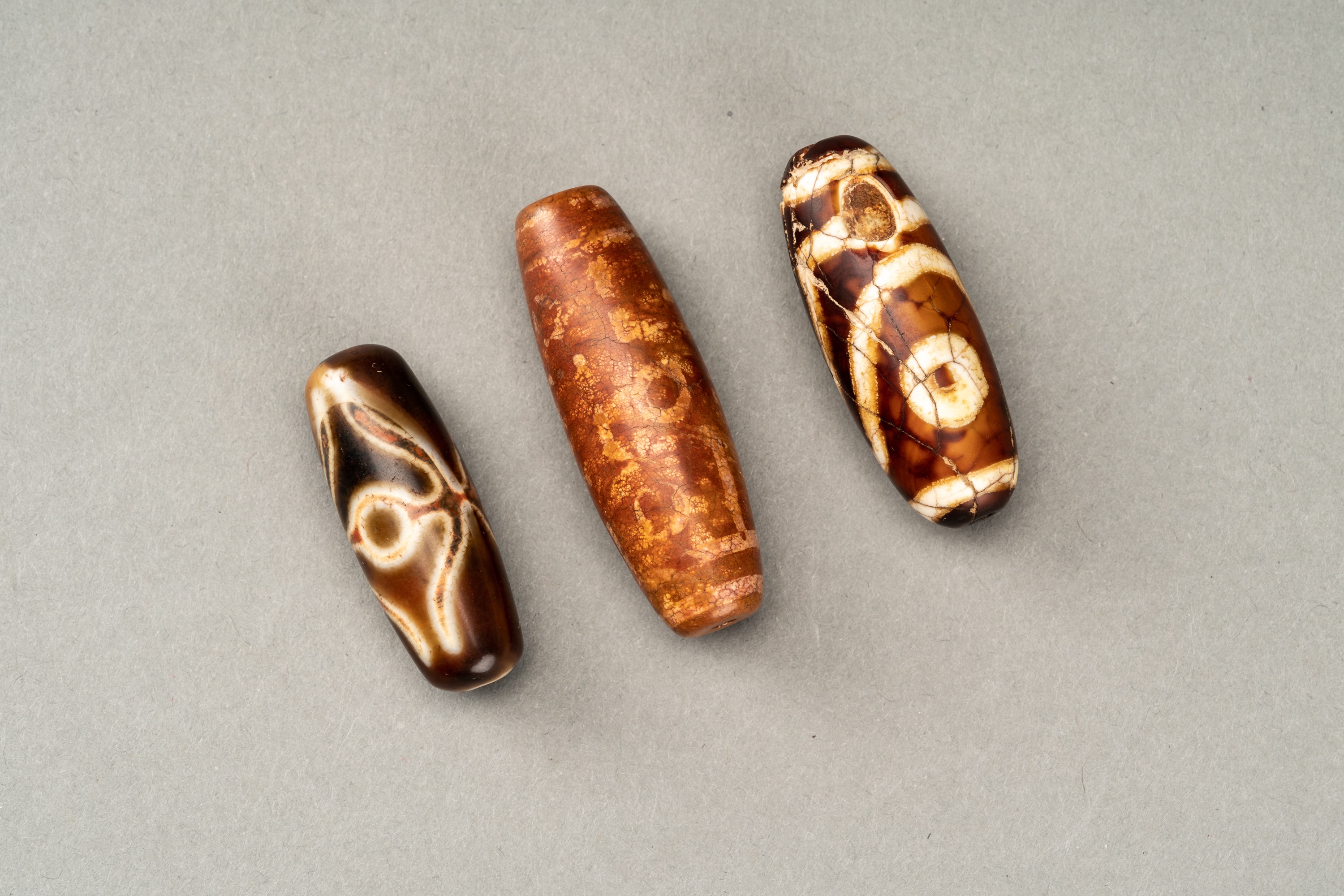 A GROUP OF NINE TIBETAN AGATE DZI AND BUDDHA EYE BEADS - Image 2 of 8