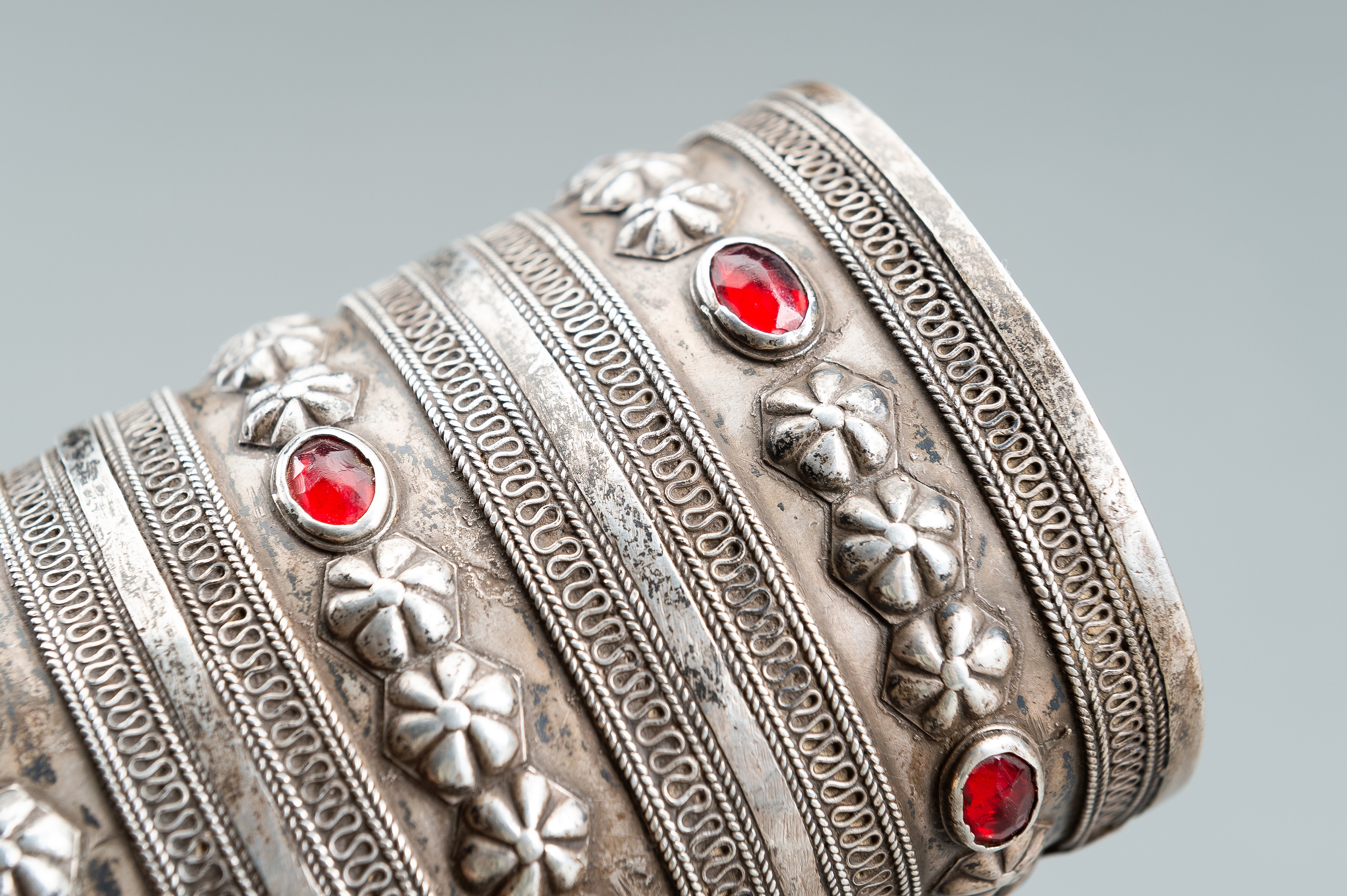 A PAIR OF TURKOMAN GLASS INSET SILVER BRACELETS, c. 1900s - Image 2 of 12