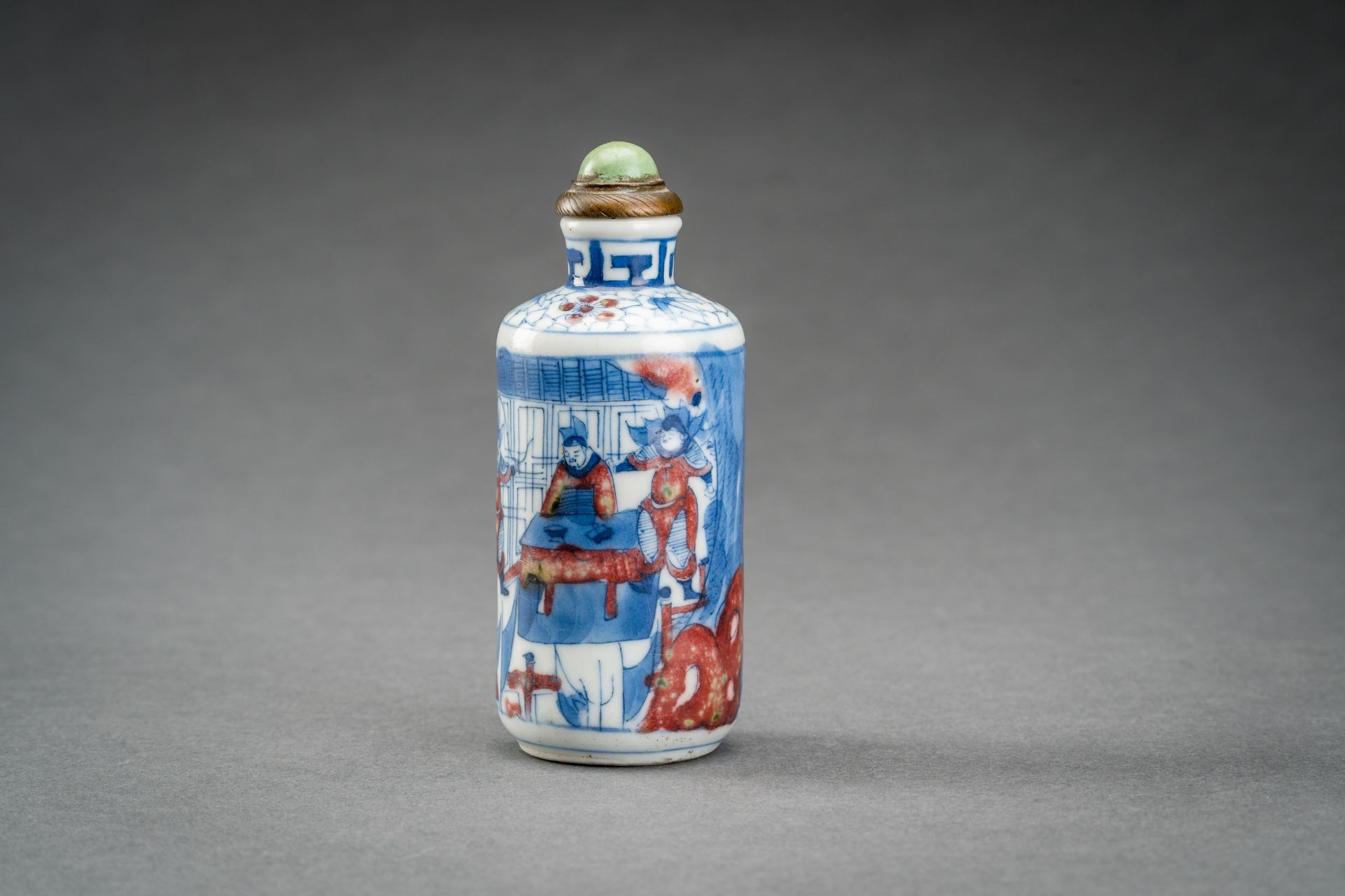 A BLUE, WHITE AND IRON RED PORCELAIN SNUFF BOTTLE WITH PALACE SCENE, QING - Bild 2 aus 8