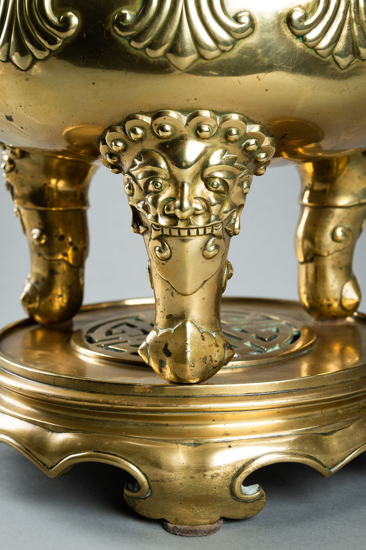 A MASSIVE GILT BRONZE TRIPOD CENSER WITH STAND AND COVER, QING - Image 10 of 19