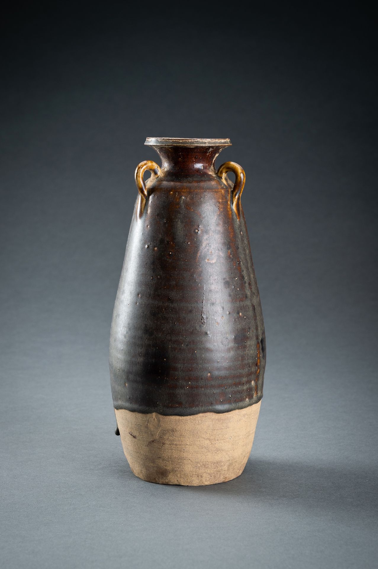 A BROWN-GLAZED CERAMIC AMPHORA VASE, SONG DYNASTY