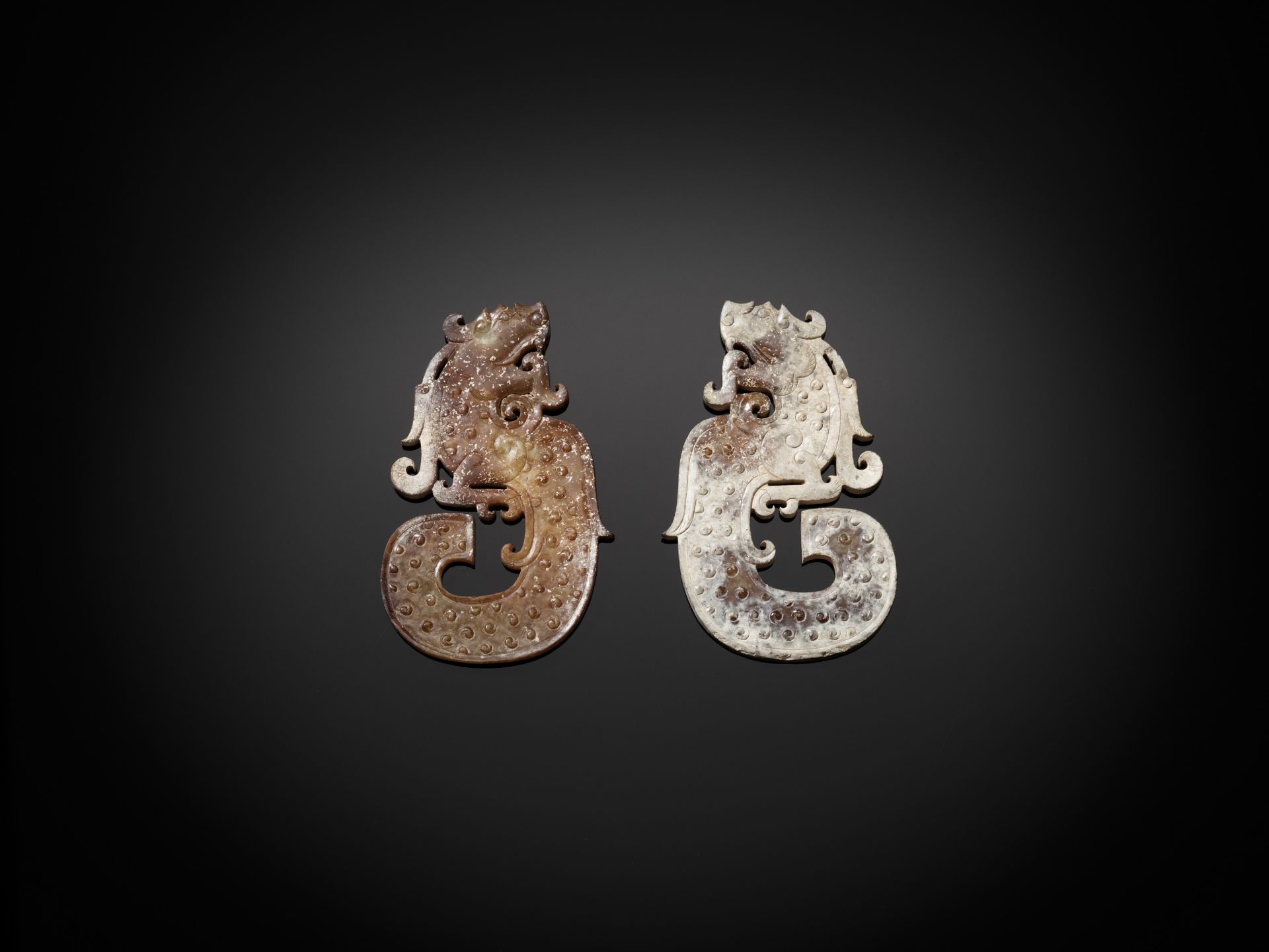 A PAIR OF JADE 'DRAGON' PENDANTS - Image 9 of 9