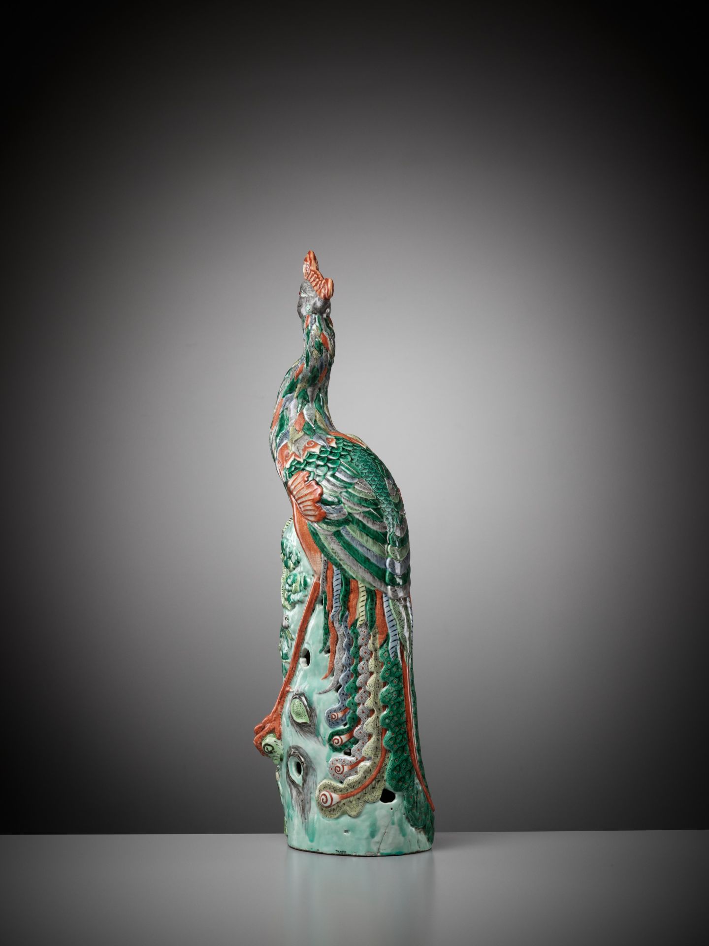 AN EXCEPTIONALLY LARGE FAMILLE VERTE FIGURE OF A PHOENIX, MID-QING DYNASTY - Bild 13 aus 17