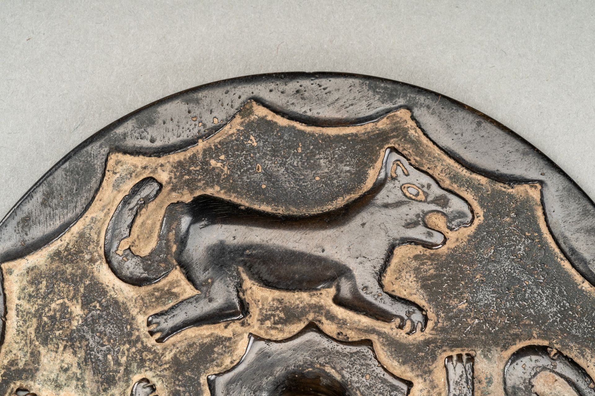 A RARE TANG DYNASTY BRONZE MIRROR WITH WOLFES - Image 5 of 7