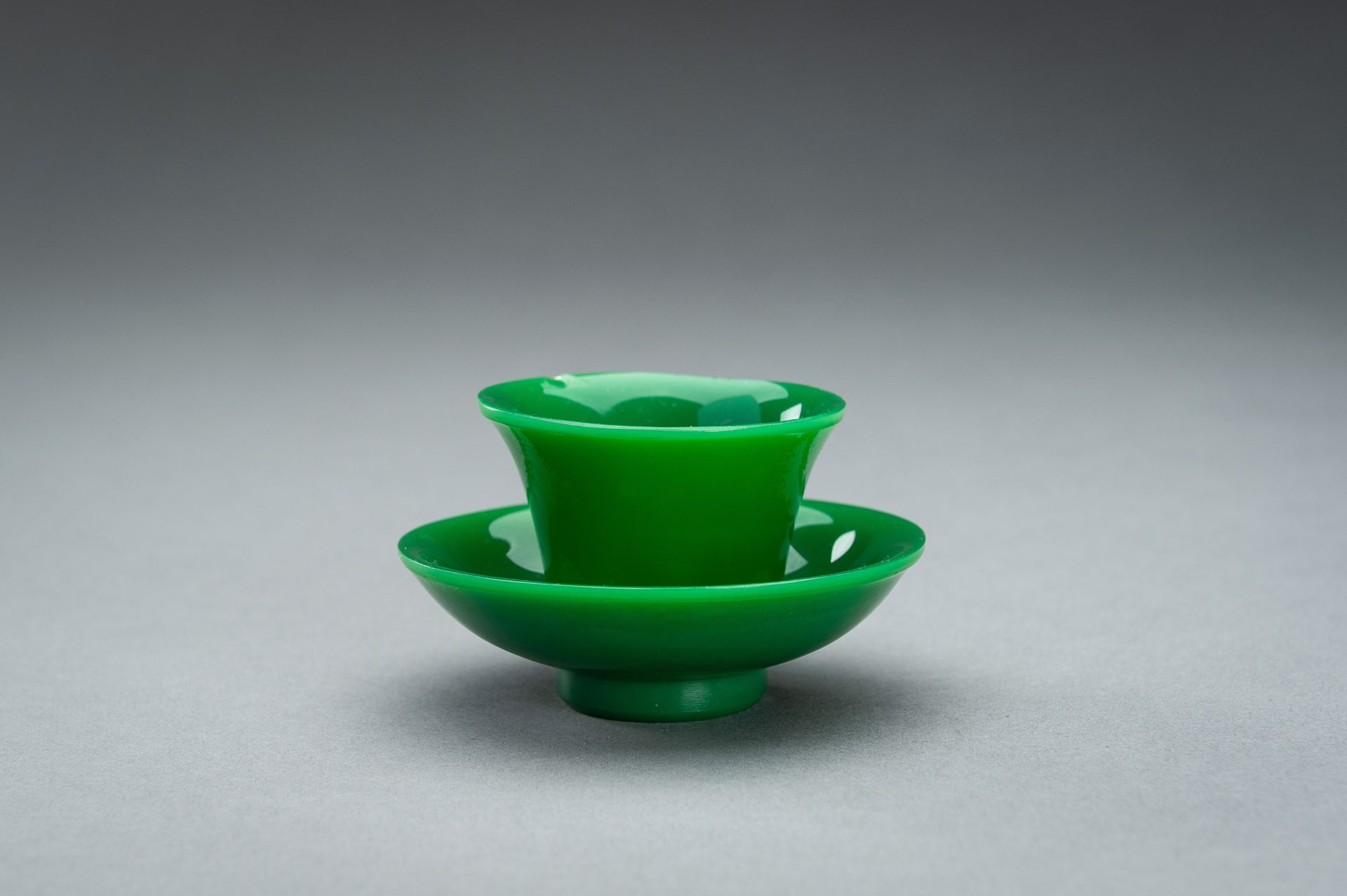 AN APPLE GREEN GLASS CUP AND SAUCER - Bild 8 aus 10