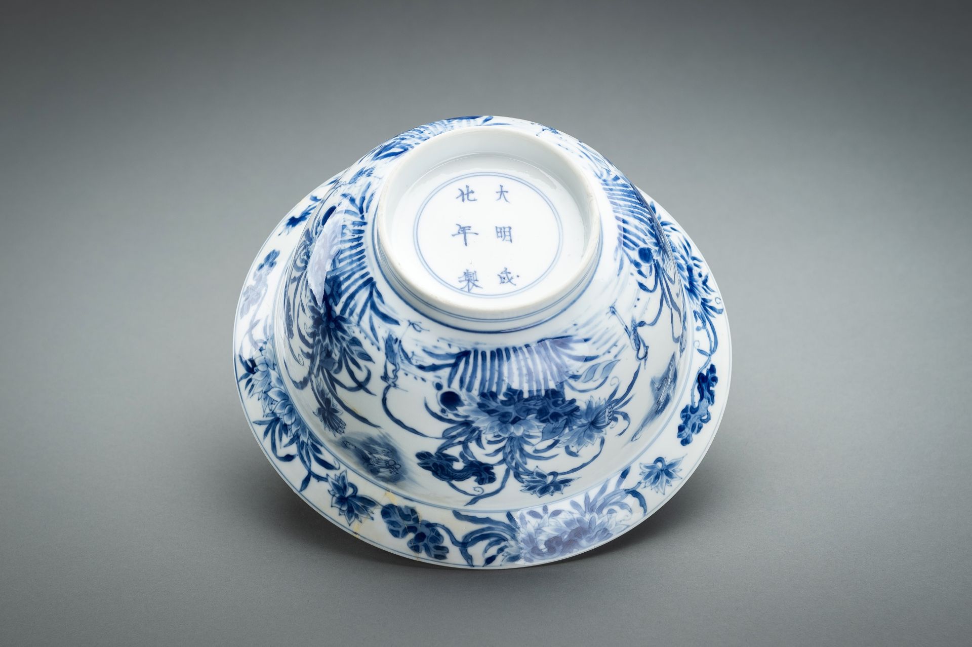 A BLUE AND WHITE PORCELAIN 'FLOWERS AND CRANES' BOWL, KANGXI - Bild 15 aus 17