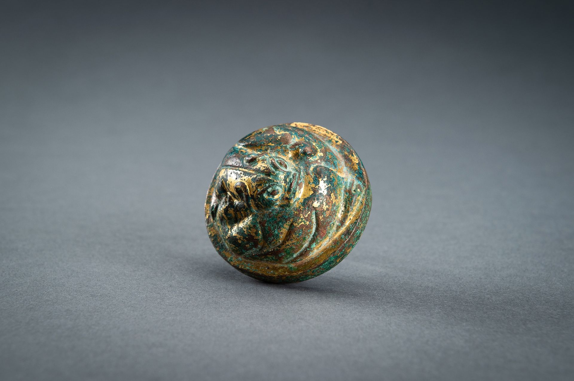 A GILT-BRONZE HAN DYNASTY 'LION' SCROLL WEIGHT - Bild 9 aus 14