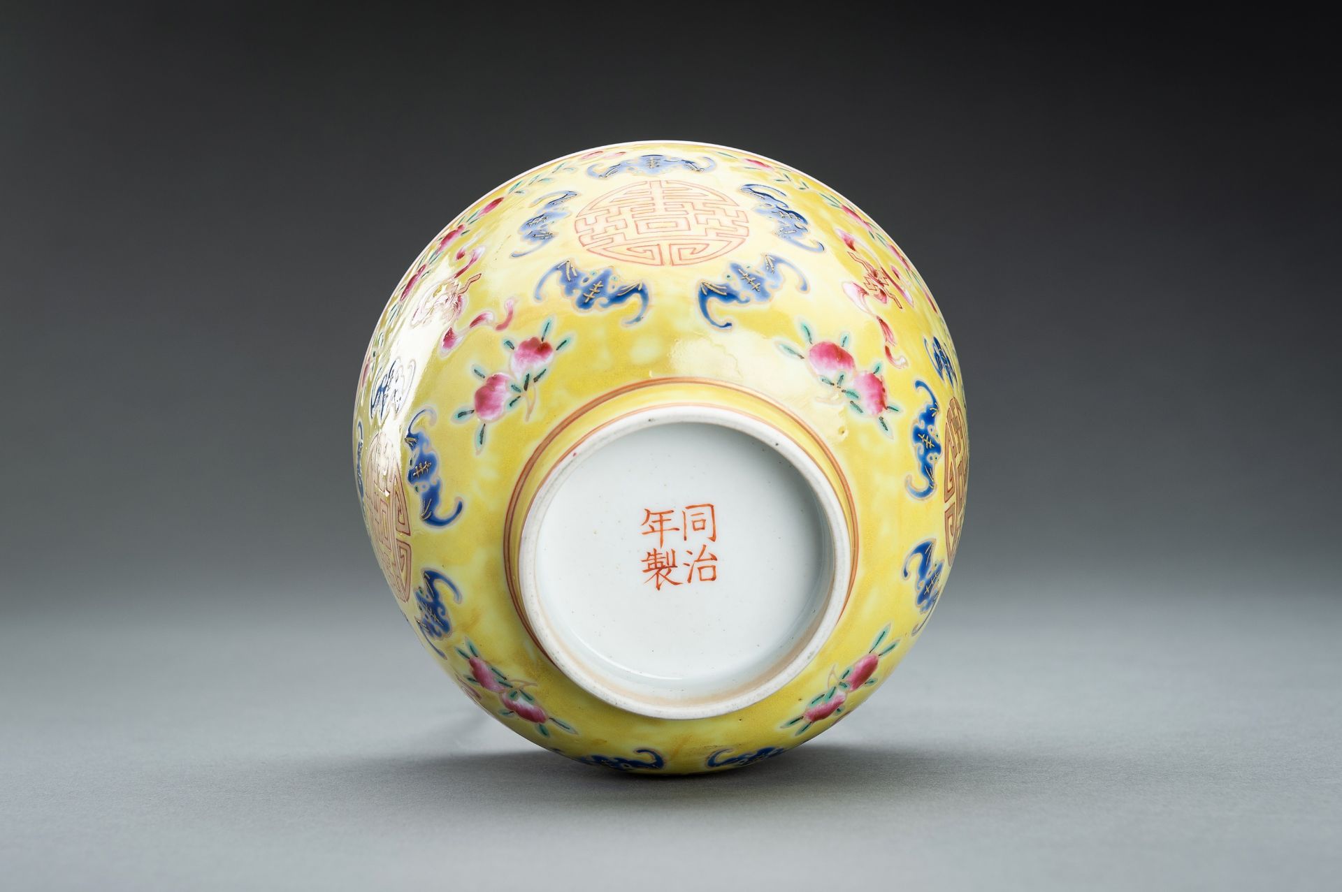 AN ENAMELED 'LOTUS AND SHOU' BOWL, TONGZHI MARK AND PROBABLY OF THE PERIOD - Image 10 of 11