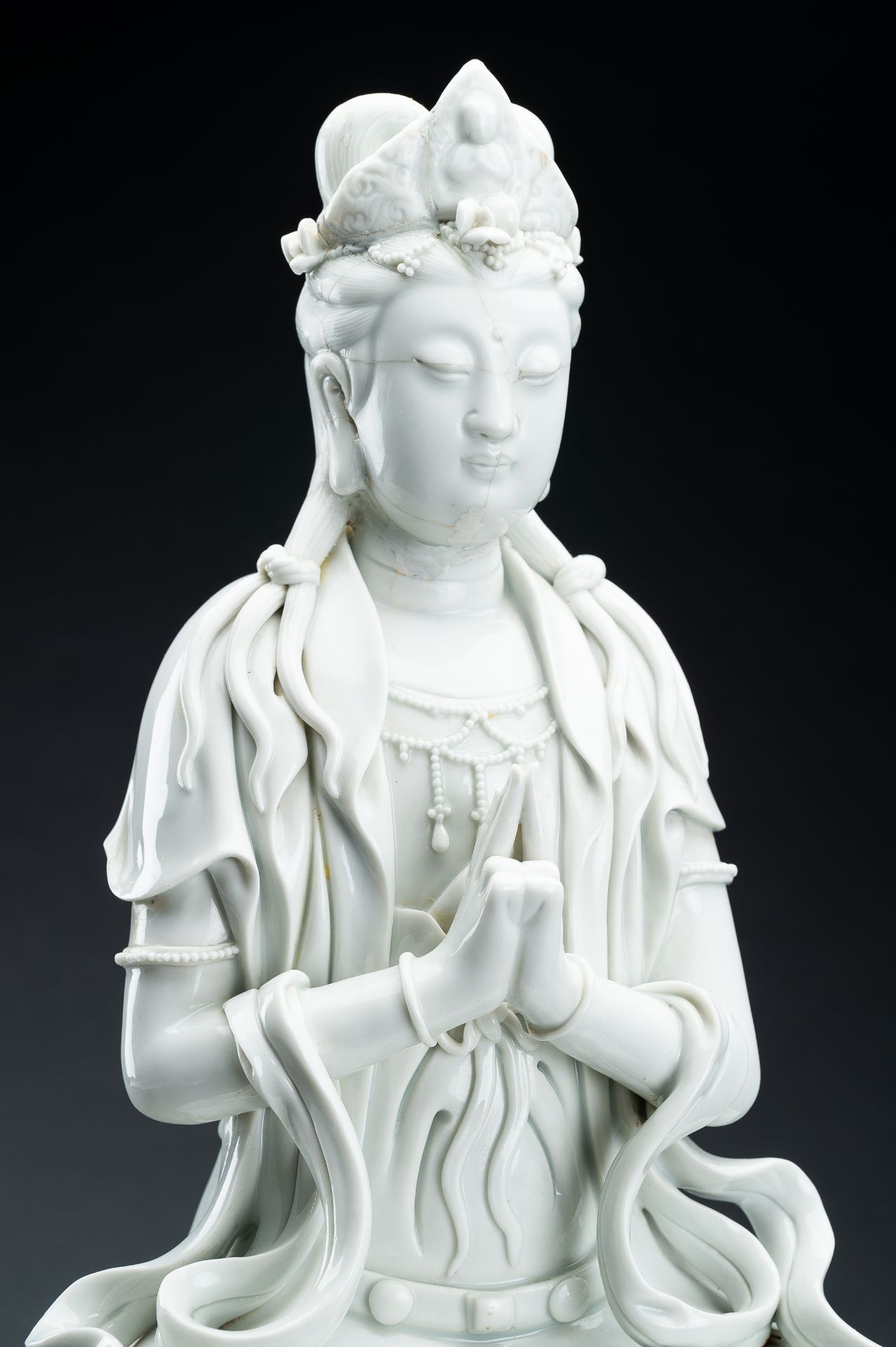 A LARGE DEHUA BLANC DE CHINE PORCELAIN FIGURE OF GUANYIN - Bild 11 aus 21