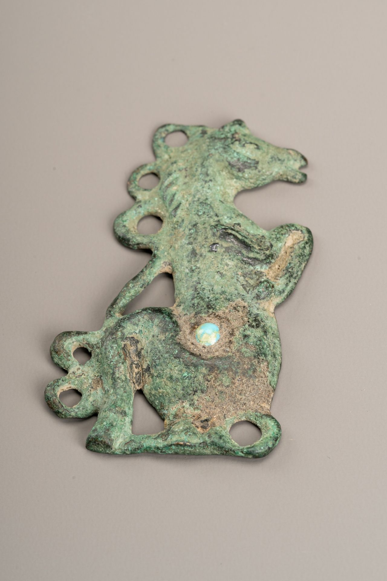 A LOT WITH TWO SINO-SIBERIAN BRONZE ORNAMENTS WITH ANIMALS - Image 3 of 5