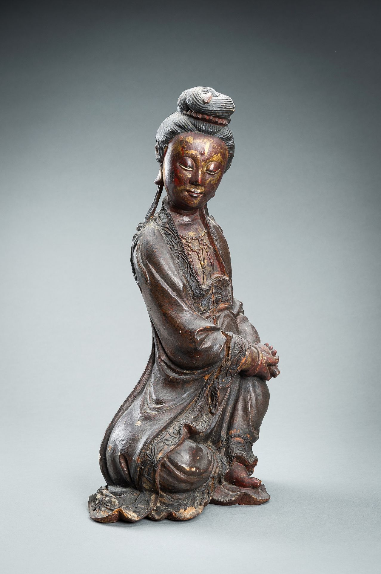 A RED AND GILT-LACQUERED WOOD FIGURE OF GUANYIN, QING DYNASTY - Bild 2 aus 11