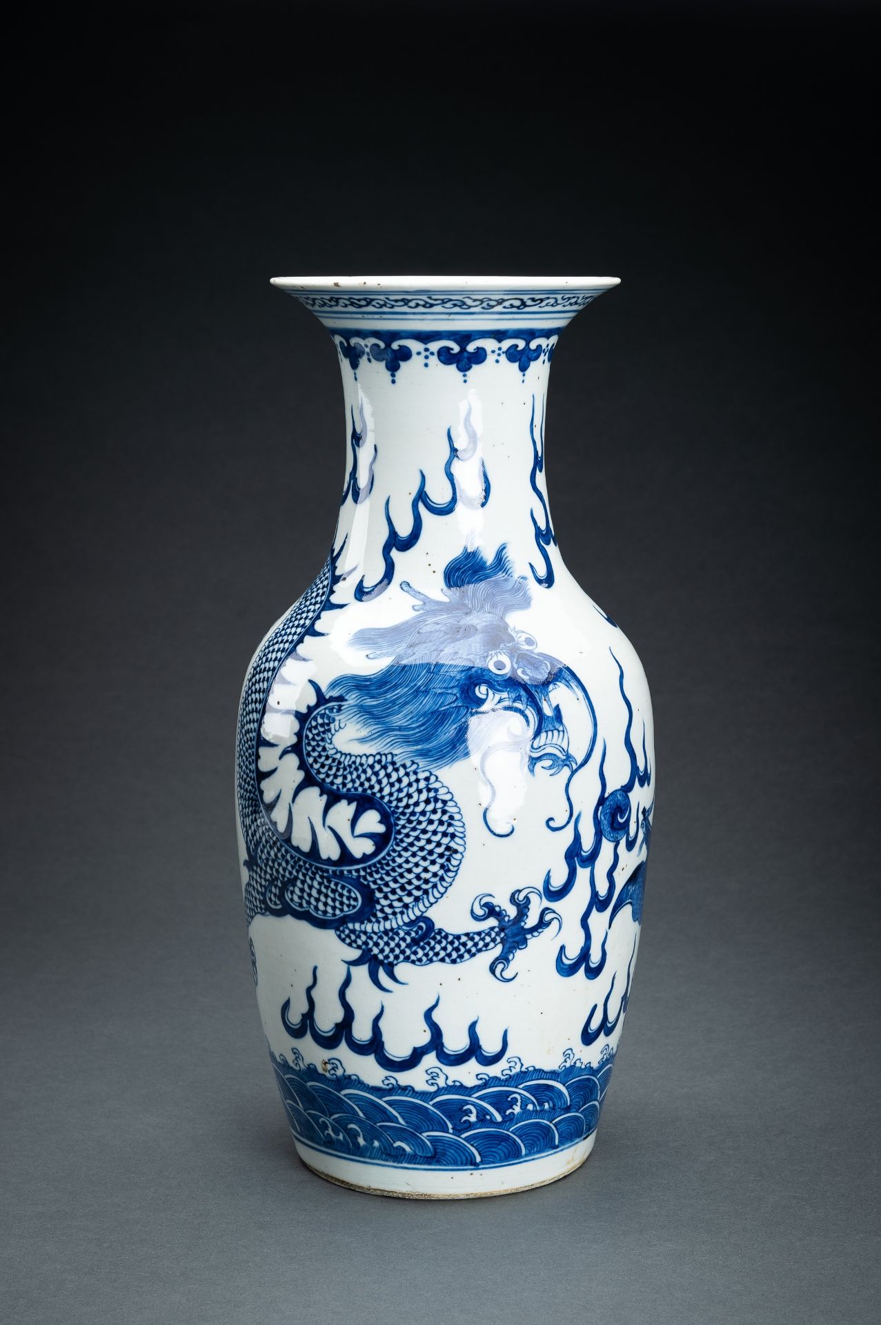 A BLUE AND WHITE 'DRAGON AND PHOENIX' PORCELAIN VASE, c. 1900s - Image 3 of 15
