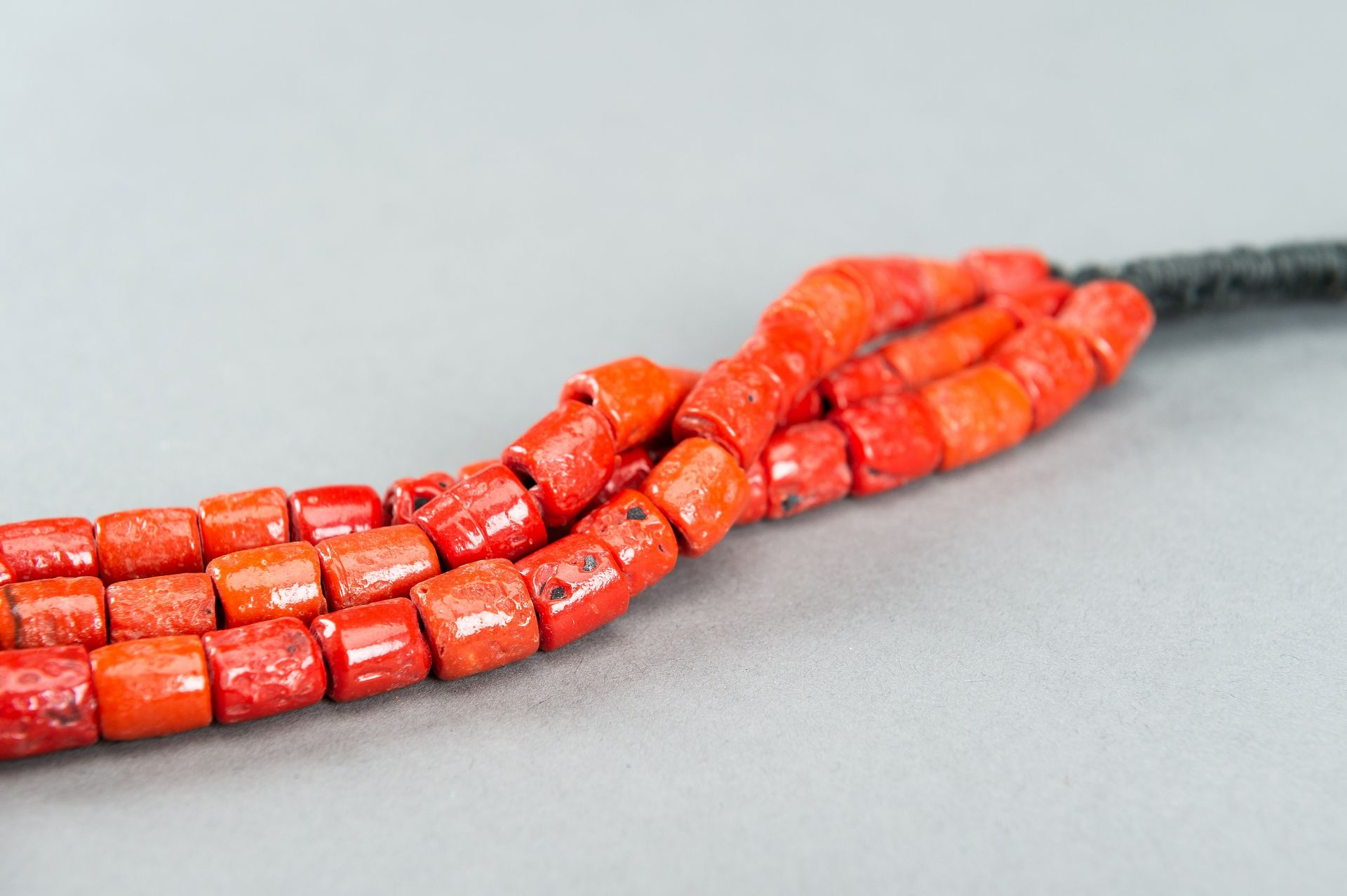 A NAGALAND 'CORAL' GLASS NECKLACE, c. 1900s - Image 5 of 9