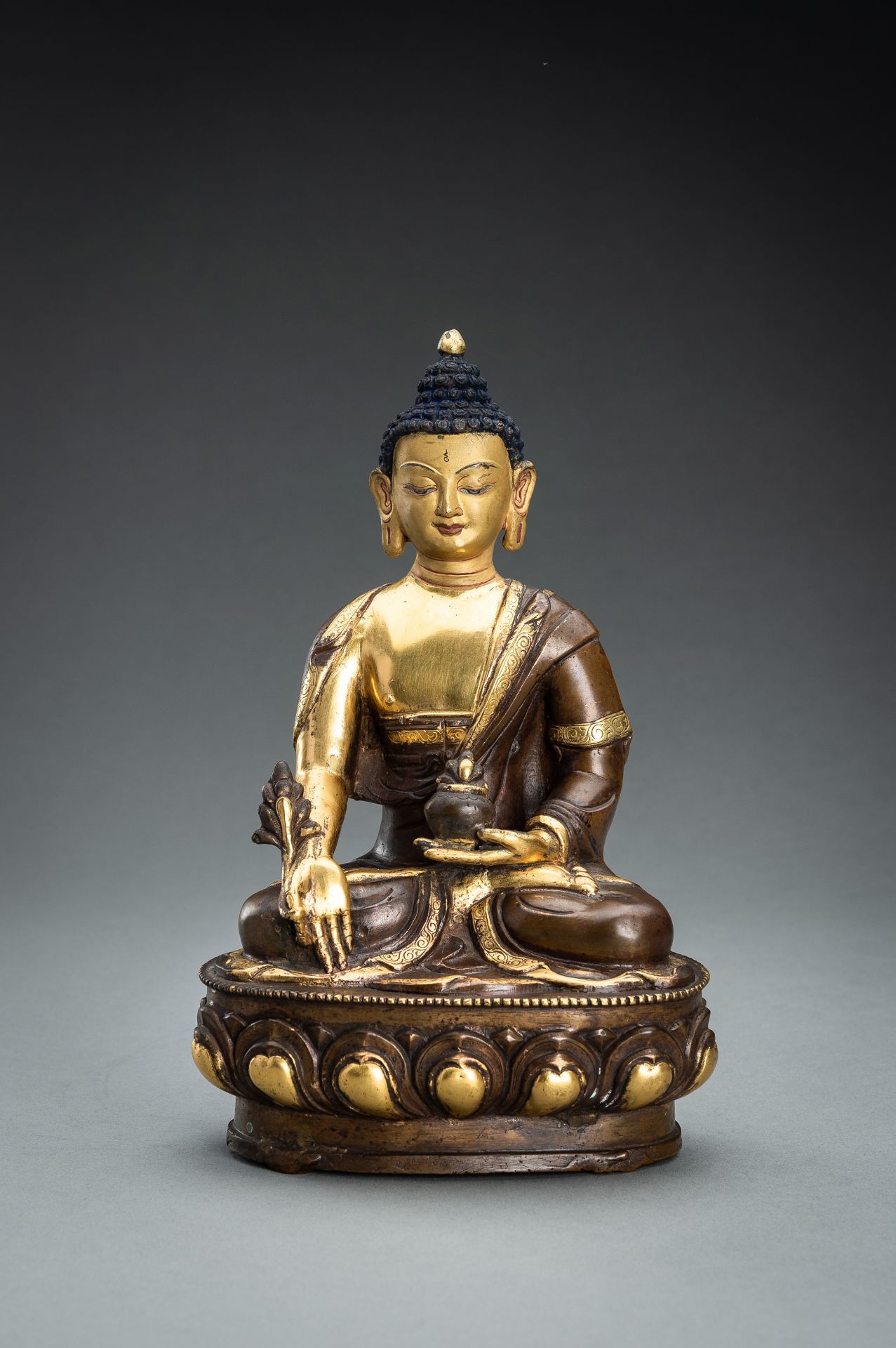 A PARCEL-GILT BRONZE FIGURE OF BUDDHA, c. 1920s - Bild 2 aus 11