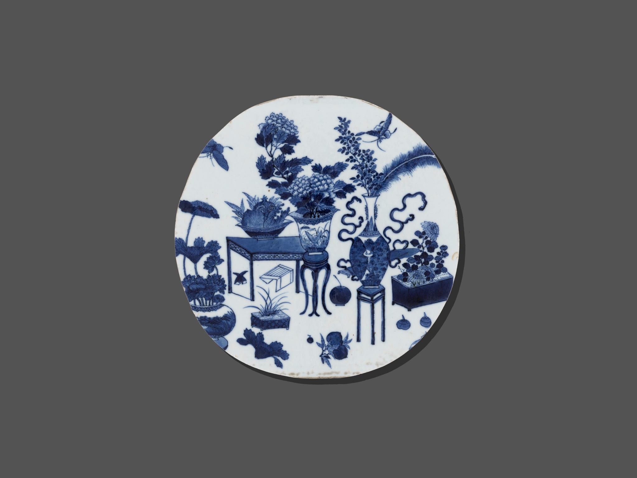 A BLUE AND WHITE 'HUNDRED ANTIQUES' PLAQUE, 18TH - EARLY 19TH CENTURY - Image 4 of 5