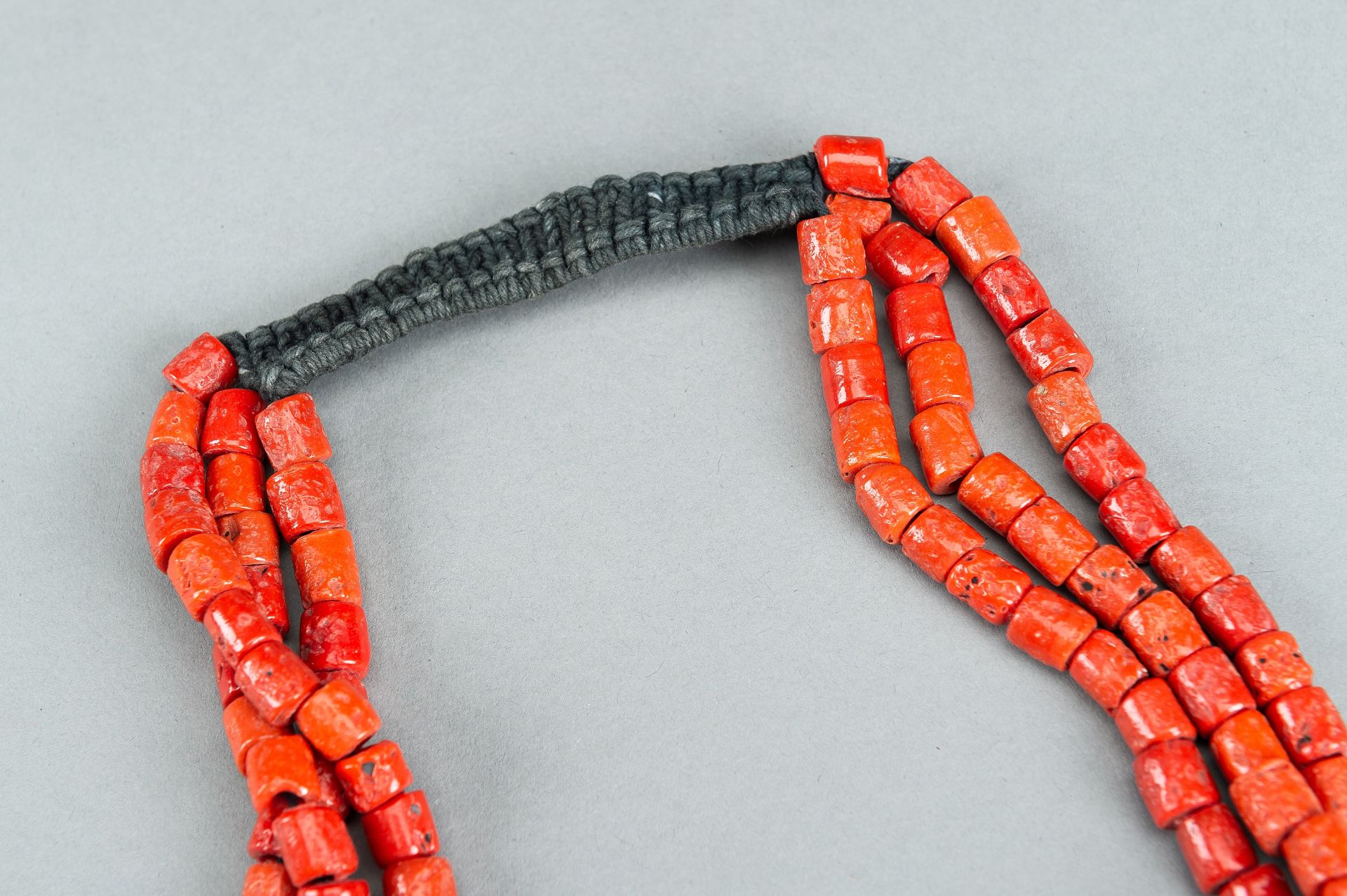 A NAGALAND 'CORAL' GLASS NECKLACE, c. 1900s - Image 9 of 9