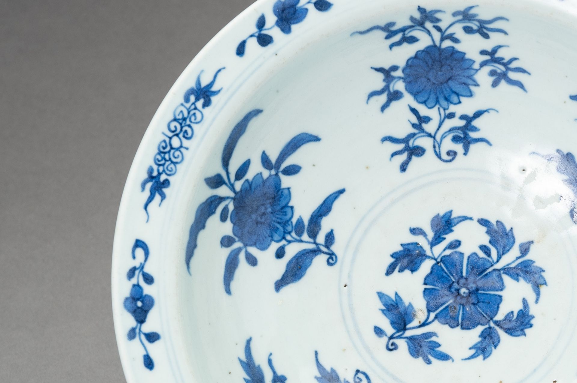 A BLUE AND WHITE PORCELAIN BOWL, 1900s - Image 3 of 9