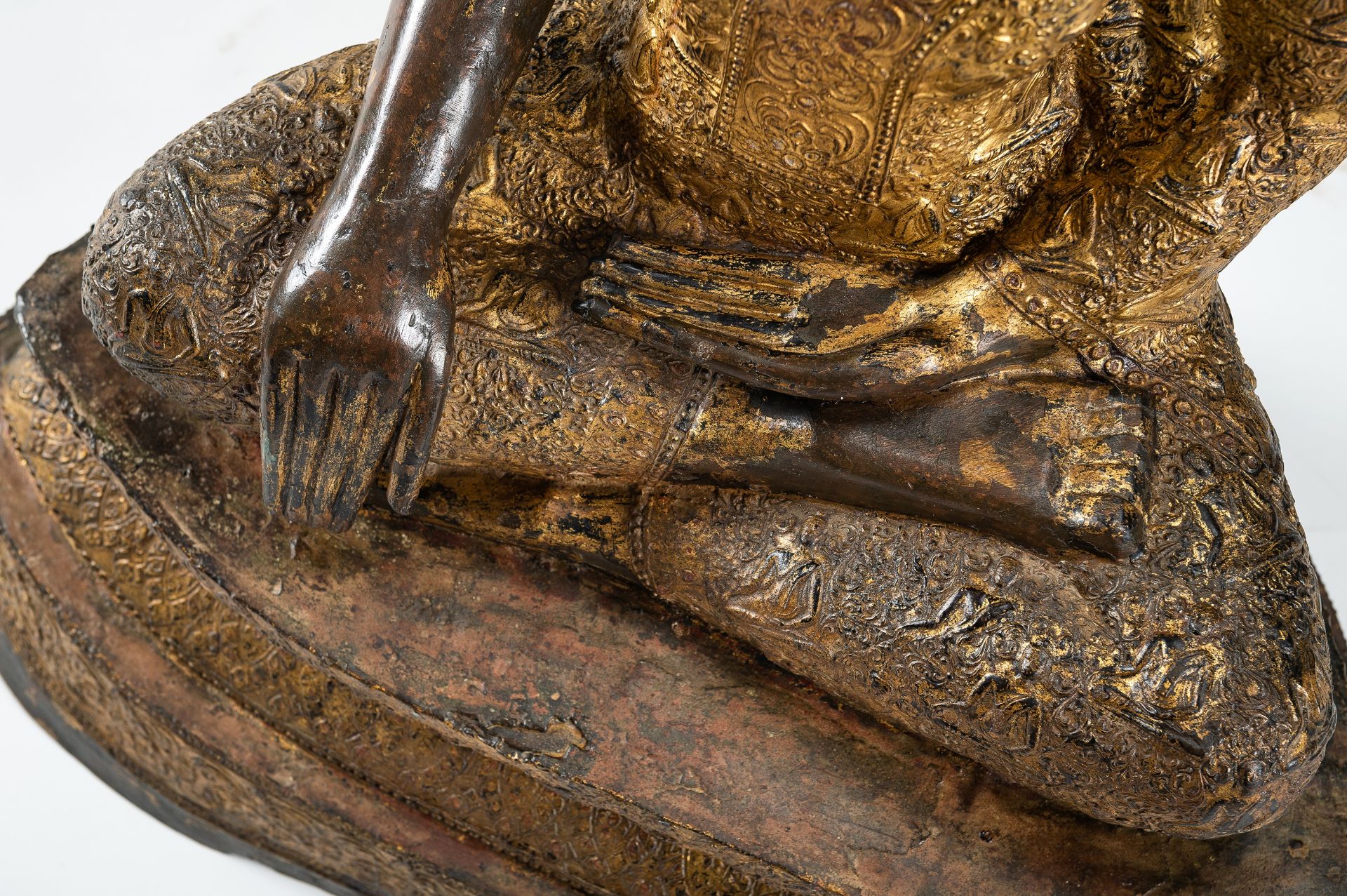 A LARGE GILT-LACQUERED BRONZE FIGURE OF SEATED BUDDHA, RATTANAKOSIN KINGDOM - Bild 12 aus 22