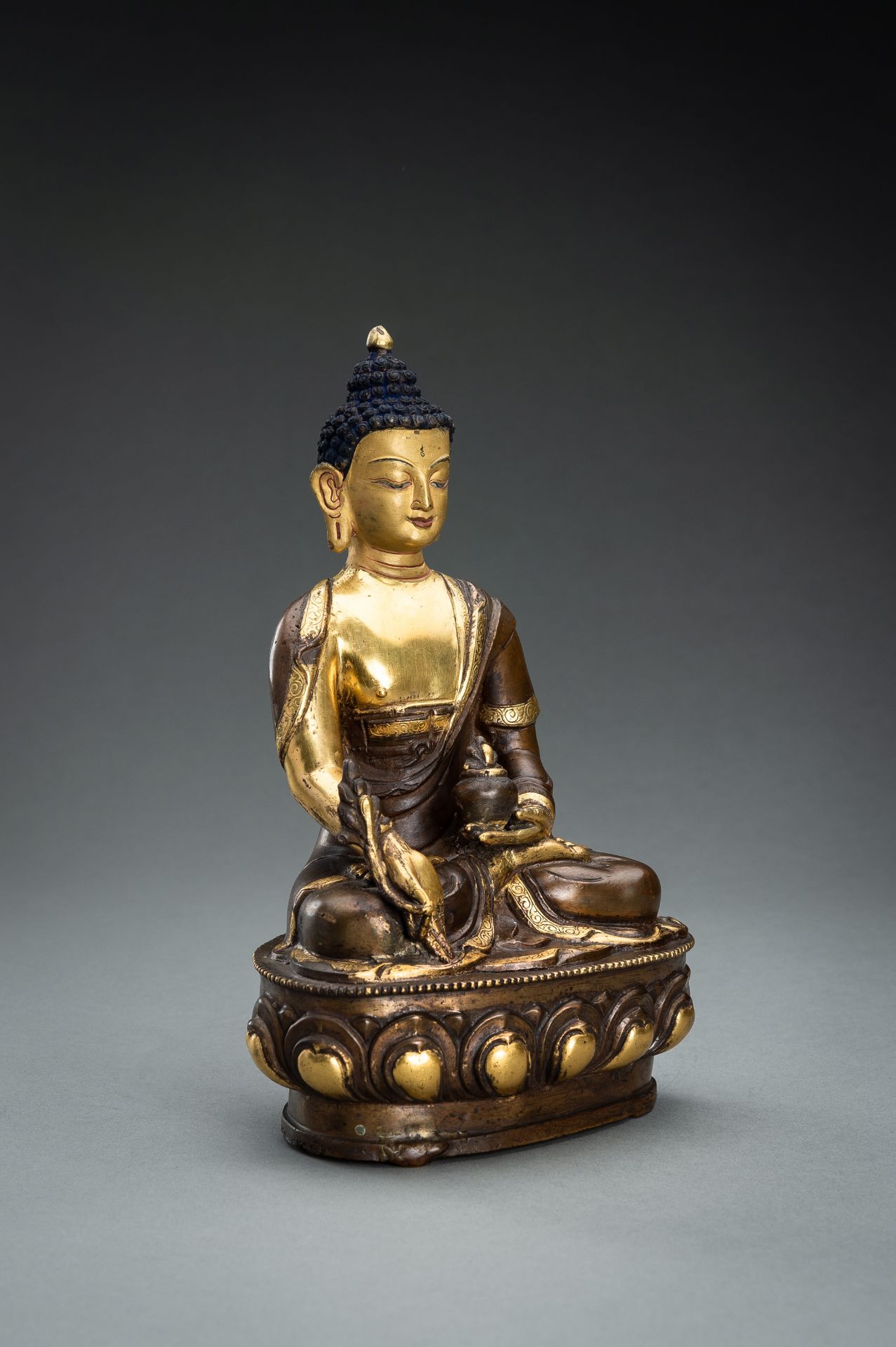 A PARCEL-GILT BRONZE FIGURE OF BUDDHA, c. 1920s - Bild 3 aus 11