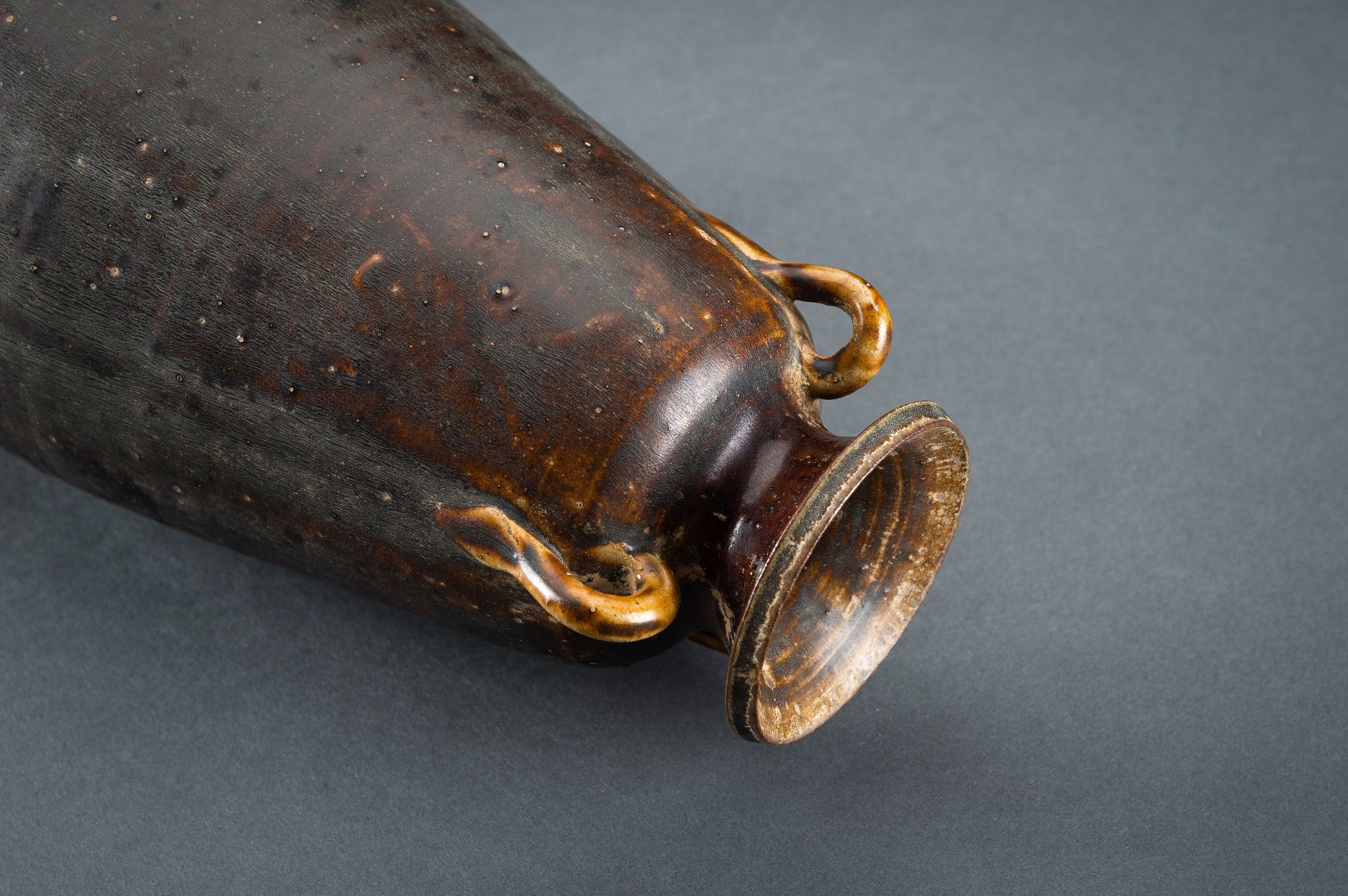 A BROWN-GLAZED CERAMIC AMPHORA VASE, SONG DYNASTY - Image 9 of 13