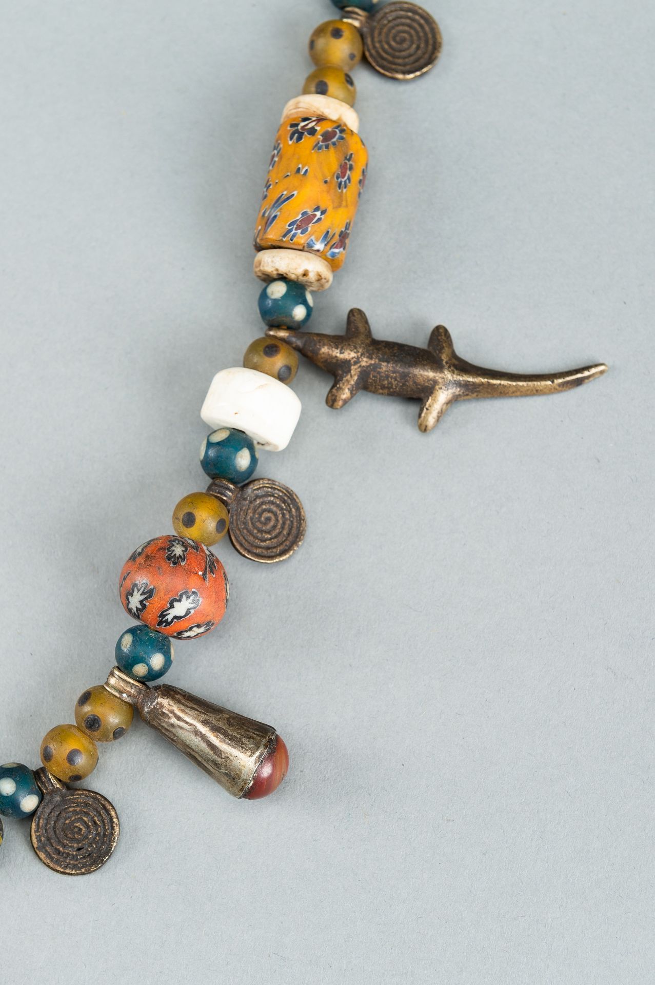A NAGALAND MULTI-COLORED GLASS, BRASS AND SHELL NECKLACE, c. 1900s - Bild 5 aus 17