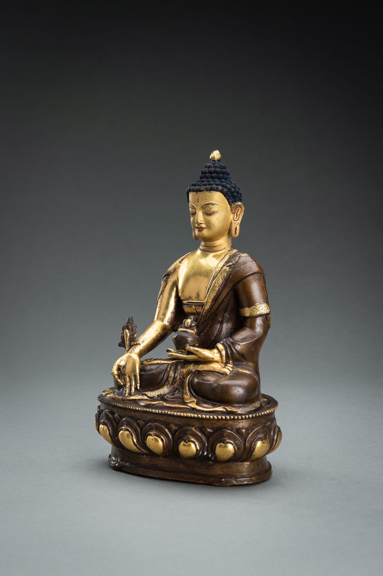 A PARCEL-GILT BRONZE FIGURE OF BUDDHA, c. 1920s - Bild 8 aus 11