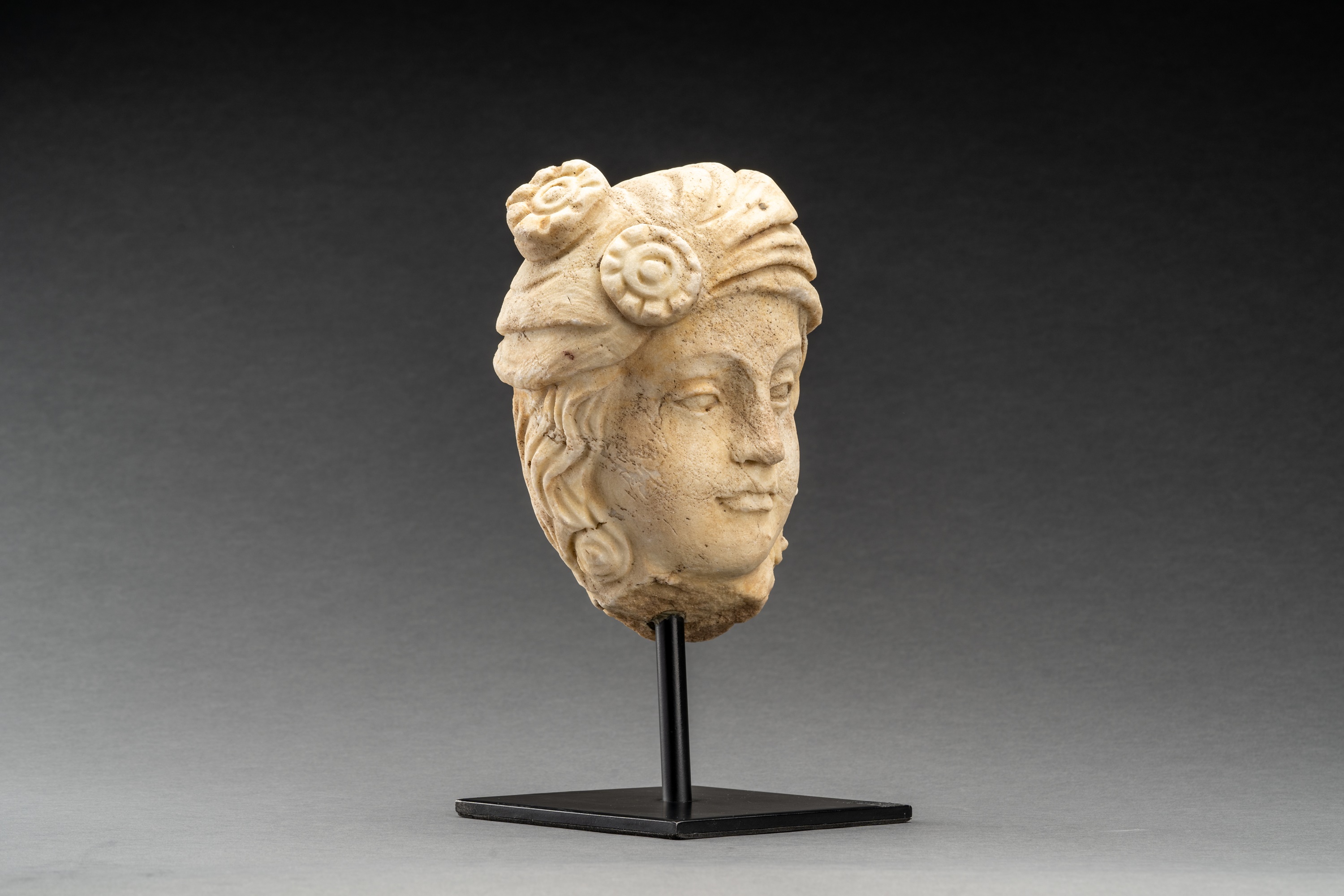 A GANDHARAN WHITE MARBLE HEAD OF A NOBLE LADY - Image 5 of 7