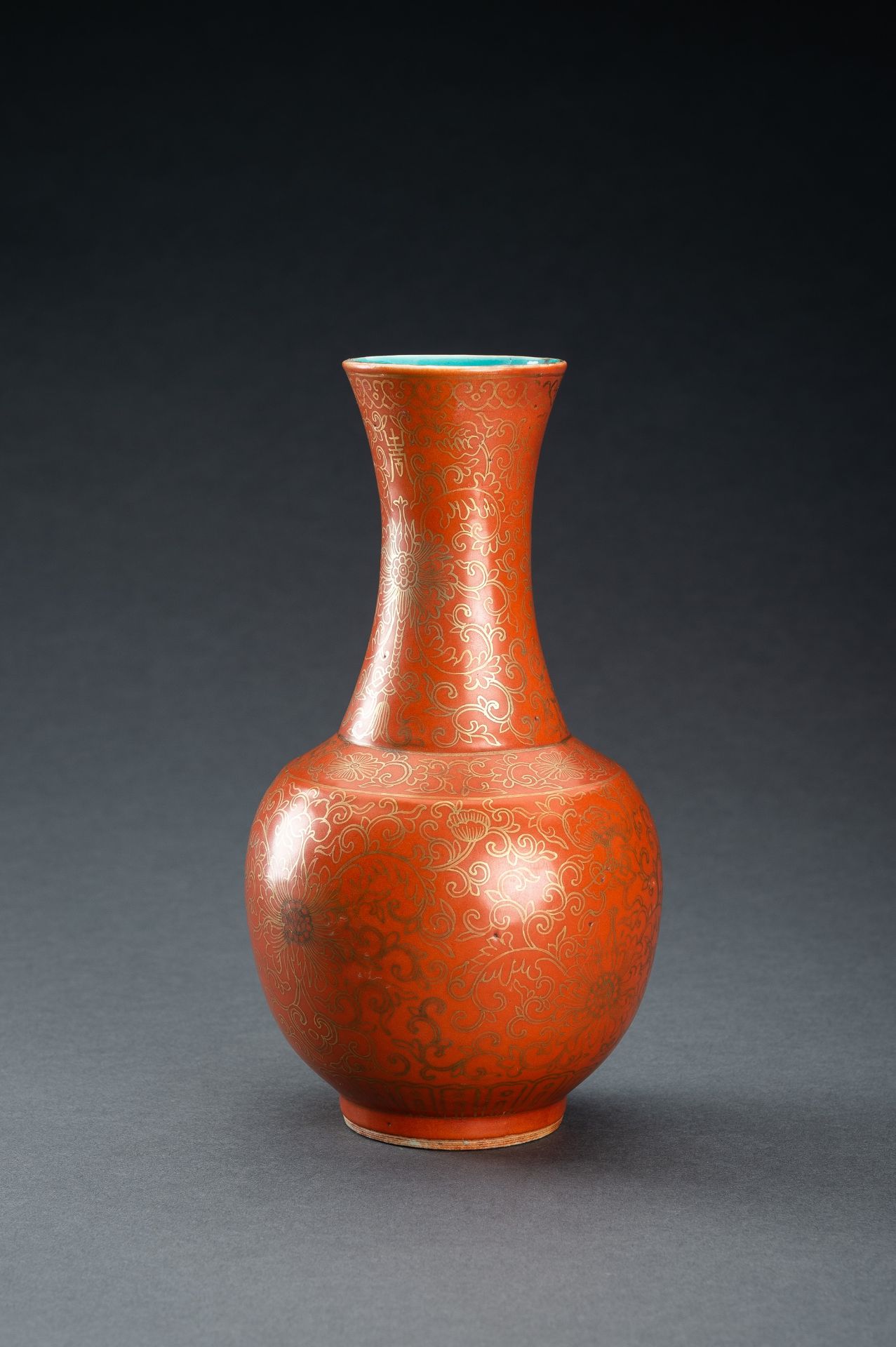 A GOLD PAINTED CORAL-GORUND BOTTLE VASE, REPUBLIC PERIOD - Image 3 of 13