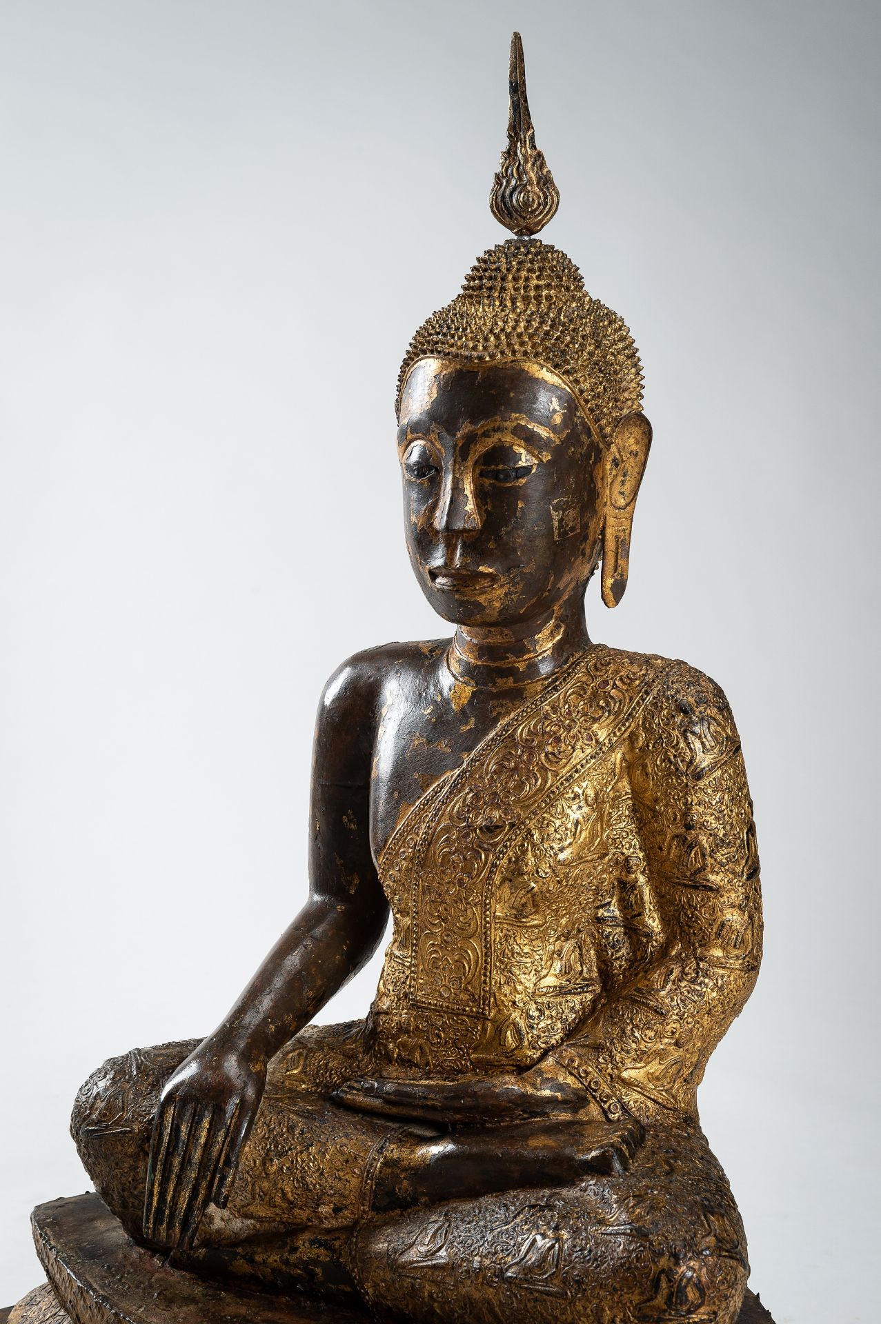 A LARGE GILT-LACQUERED BRONZE FIGURE OF SEATED BUDDHA, RATTANAKOSIN KINGDOM - Bild 11 aus 22