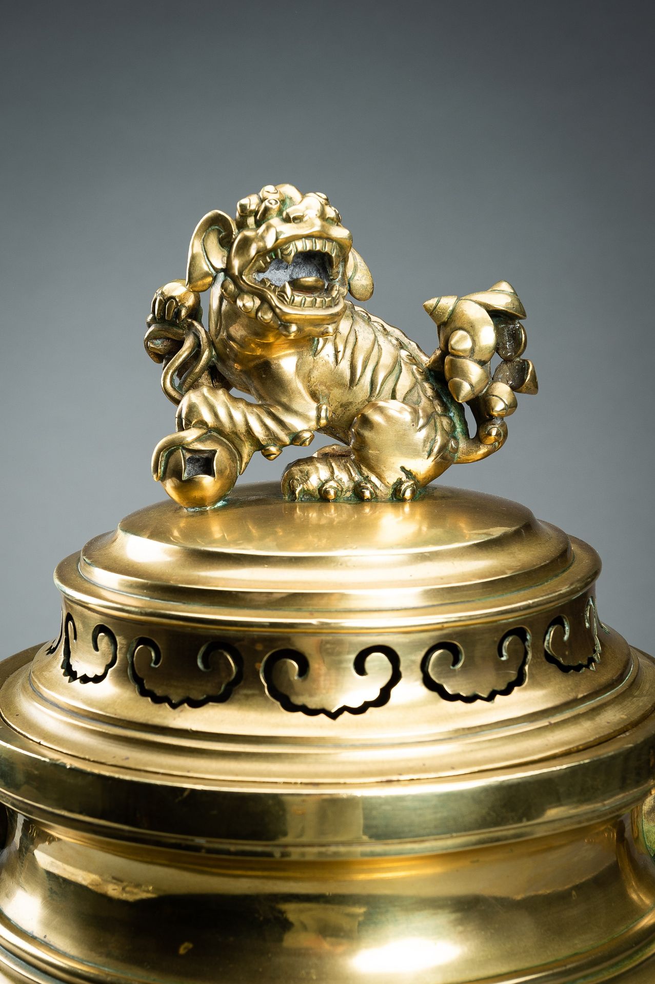 A MASSIVE GILT BRONZE TRIPOD CENSER WITH STAND AND COVER, QING - Image 2 of 19