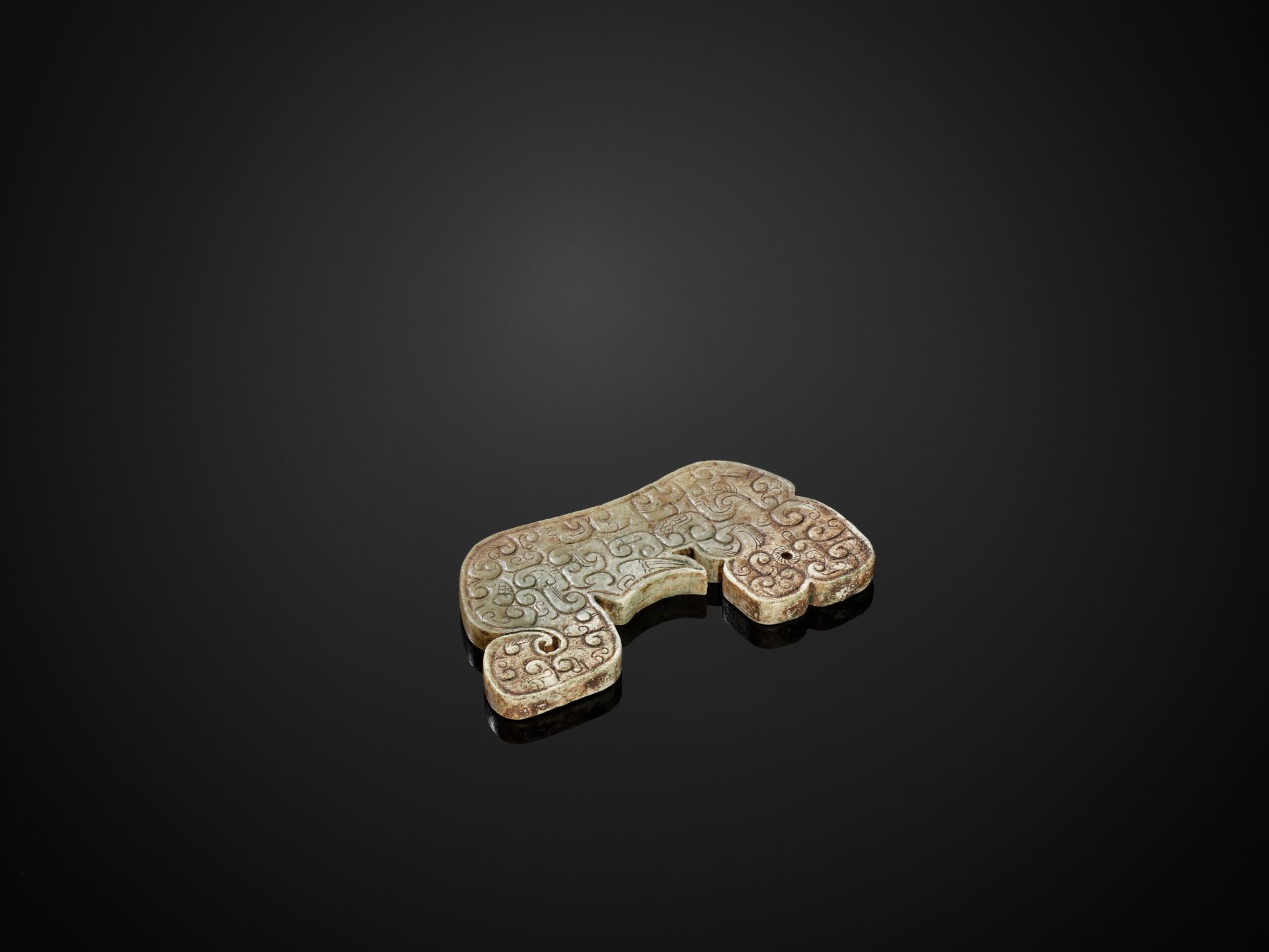 A TIGER-SHAPED PENDANT, SPRING AND AUTUMN PERIOD - Image 2 of 7