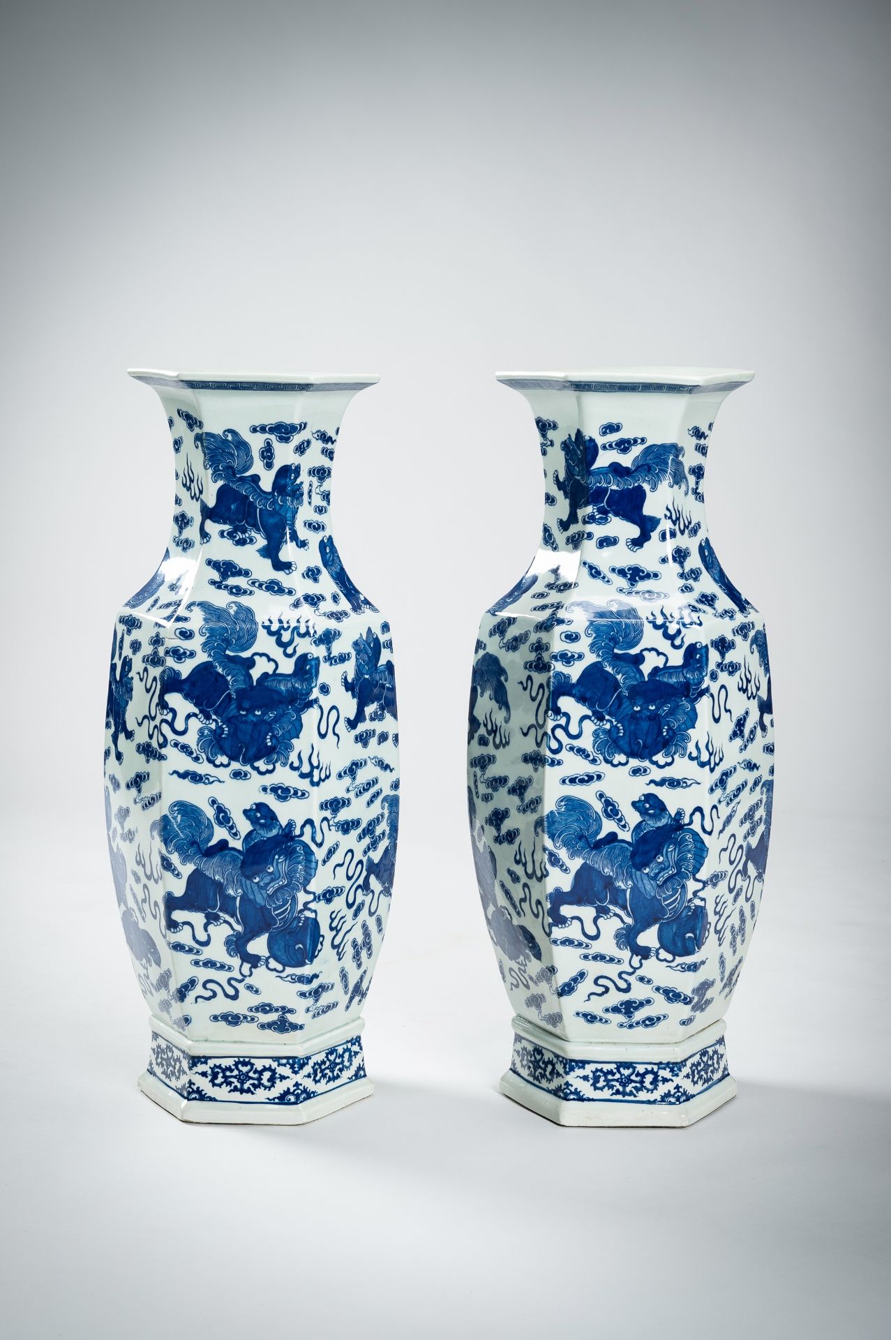 A LARGE PAIR OF BLUE AND WHITE PORCELAIN VASES WITH BUDDHIST LIONS, QING - Image 14 of 19