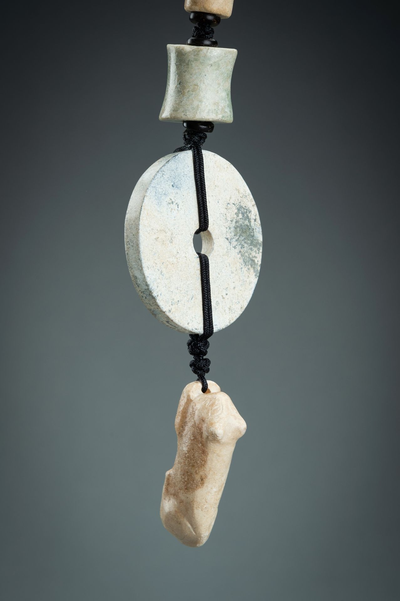 A PENDANT WITH JADE AND HARDSTONE ORNAMENTS, QING - Image 4 of 13