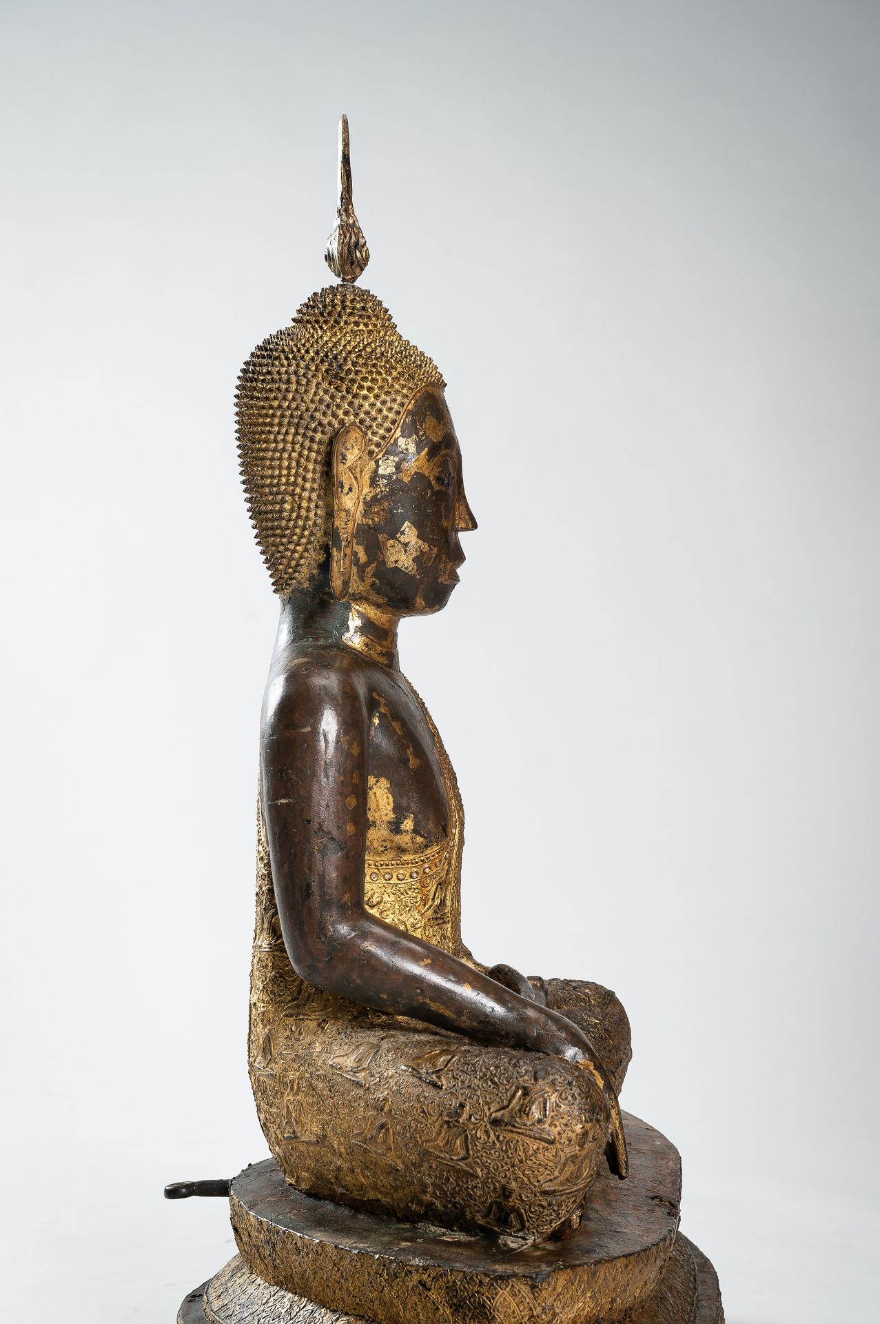 A LARGE GILT-LACQUERED BRONZE FIGURE OF SEATED BUDDHA, RATTANAKOSIN KINGDOM - Bild 13 aus 22